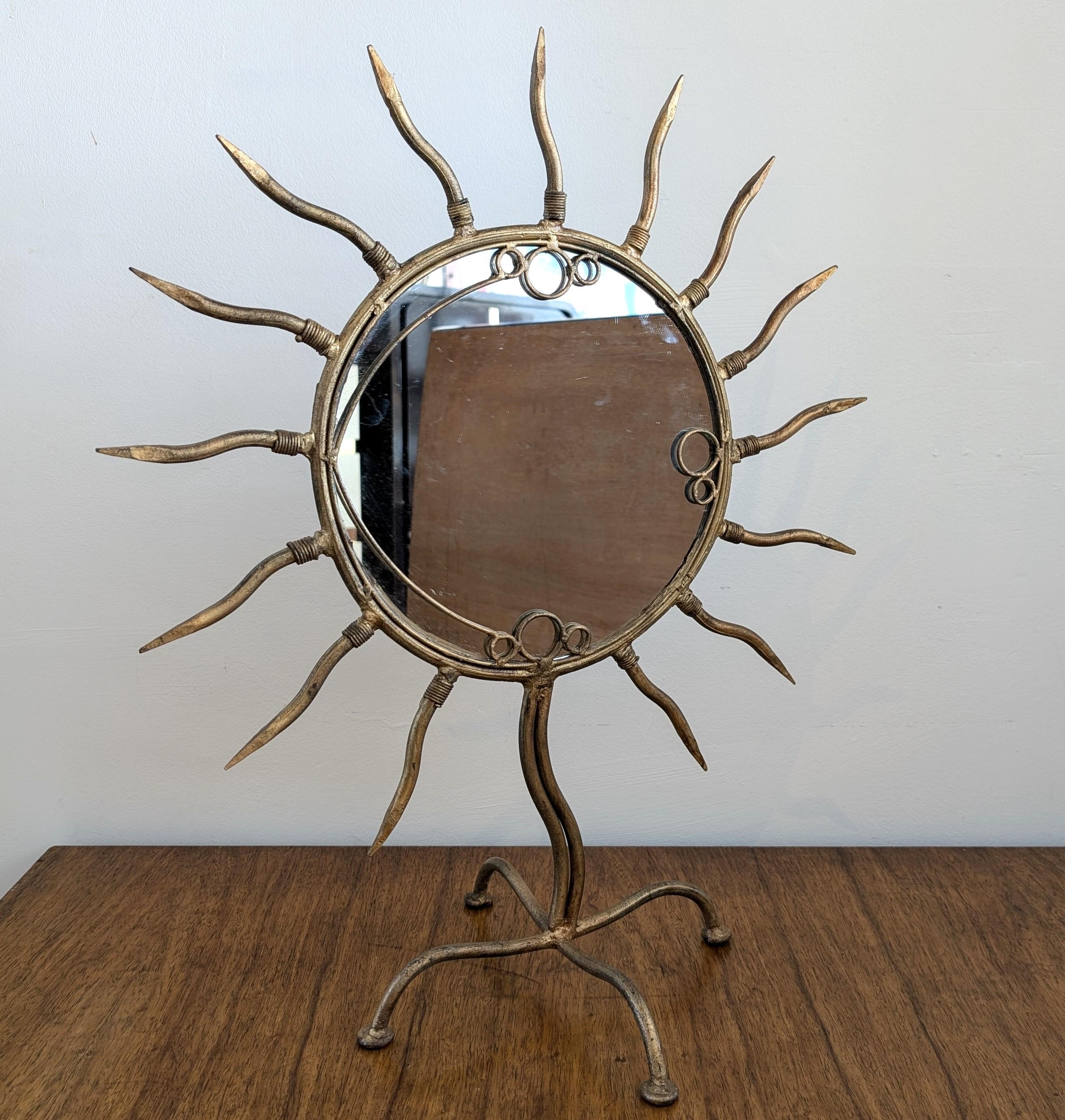 Espejo de sobremesa postmoderno americano de hierro dorado, c1980s. Genial como pieza decorativa en el dormitorio, el baño o el salón.
Tiene puntas bastante afiladas, así que mantenlo fuera del alcance de los niños:-)

Dimensiones: altura 62 cm,