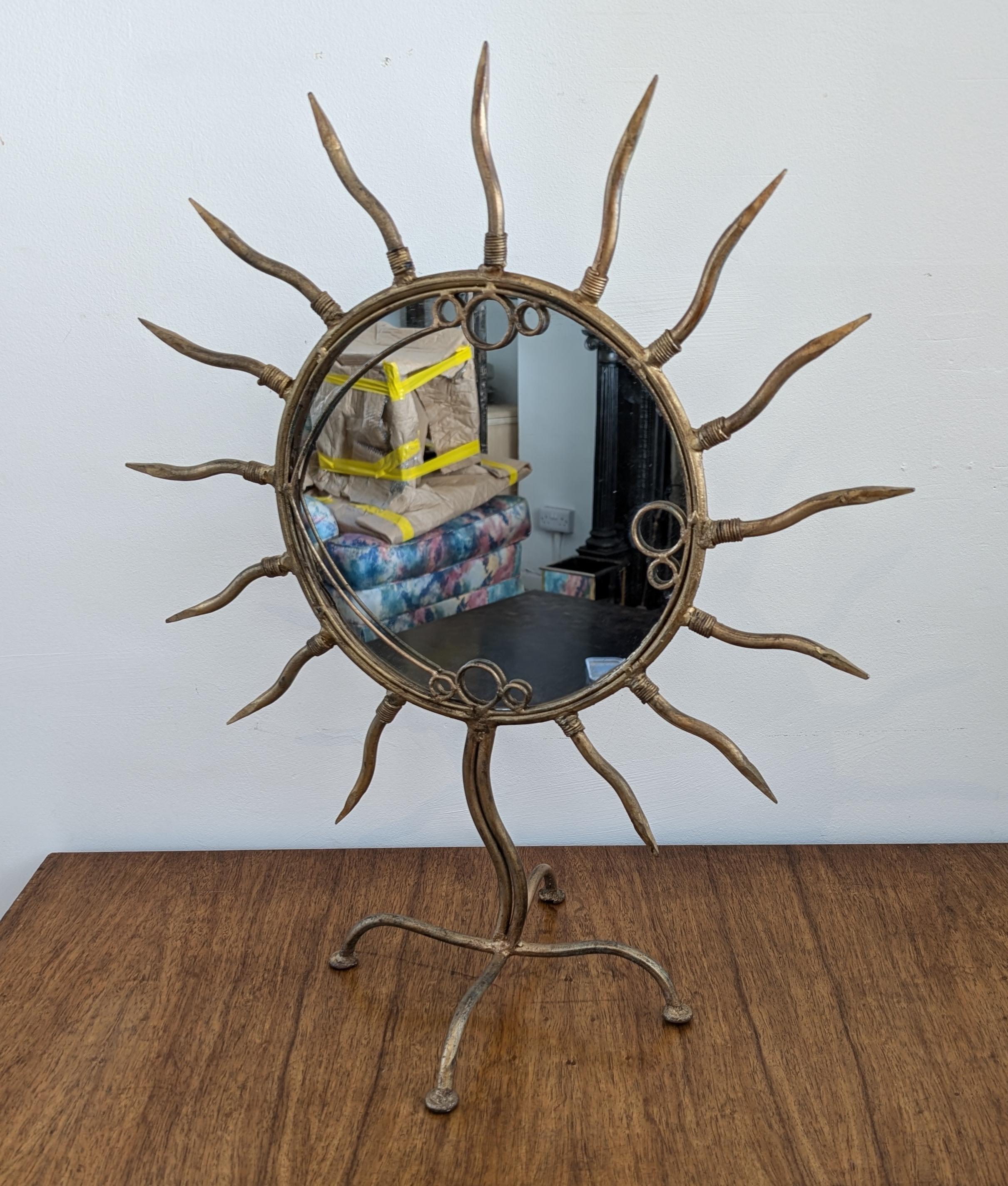 Espejo de sobremesa vintage postmoderno americano de hierro dorado, c1980s. en Bueno estado para la venta en Hastings, GB