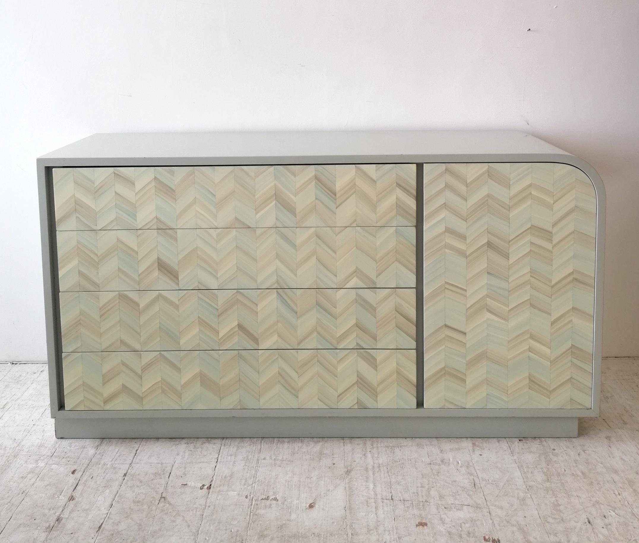 Vintage postmodern American lacquered chevron design sideboard 1980s In Good Condition For Sale In Hastings, GB