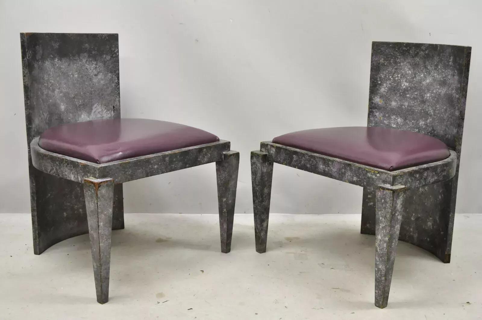Sedie da gioco vintage postmoderne Art Deco in lacca viola e grigia - una coppia. L'articolo presenta una finitura verniciata in finto cemento, schienali curvi, sedute in vinile viola, gambe affusolate, grande stile e forma. Circa alla fine del XX