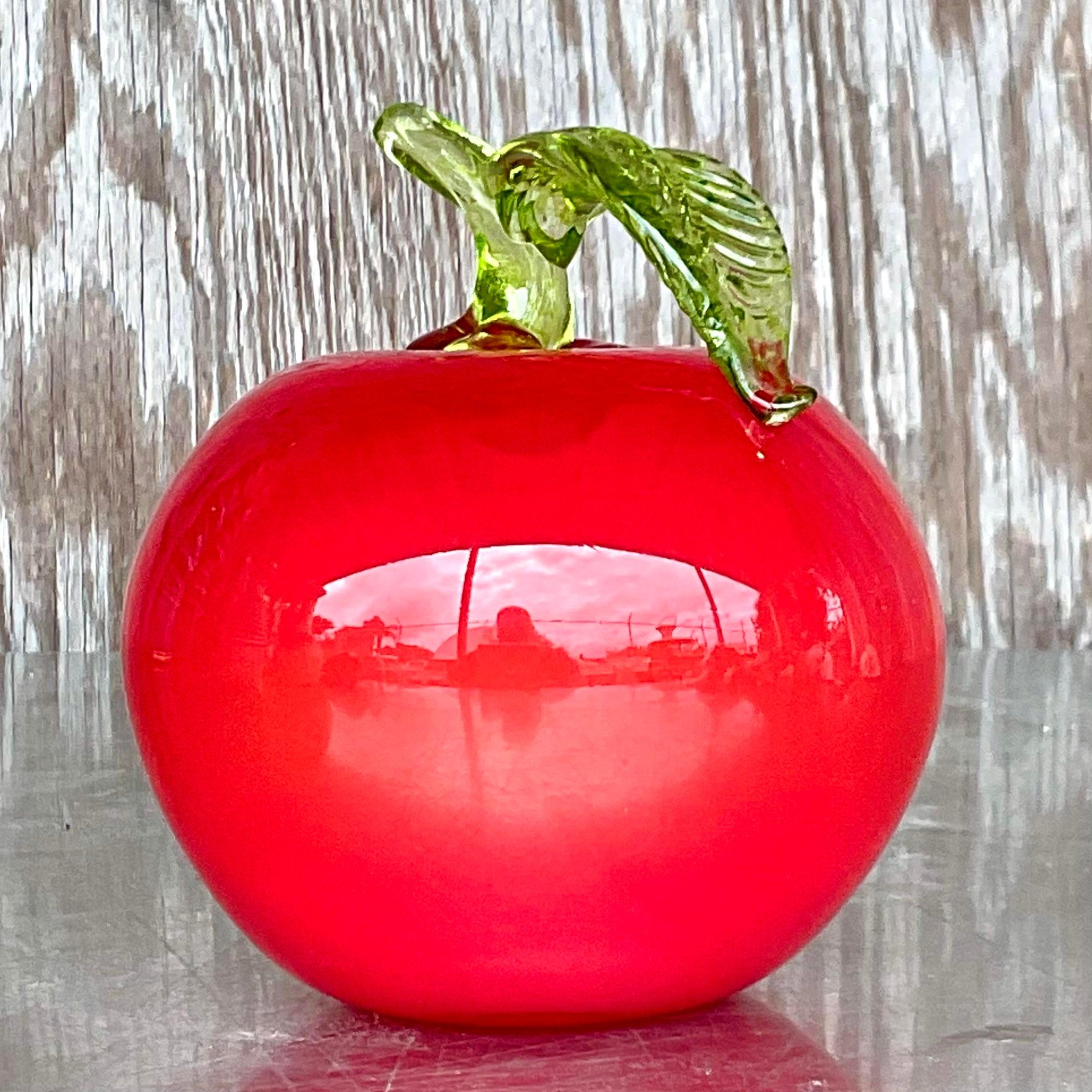 Une magnifique pomme en verre soufflé d'un rouge éclatant. Acquis dans une propriété de Palm Beach.