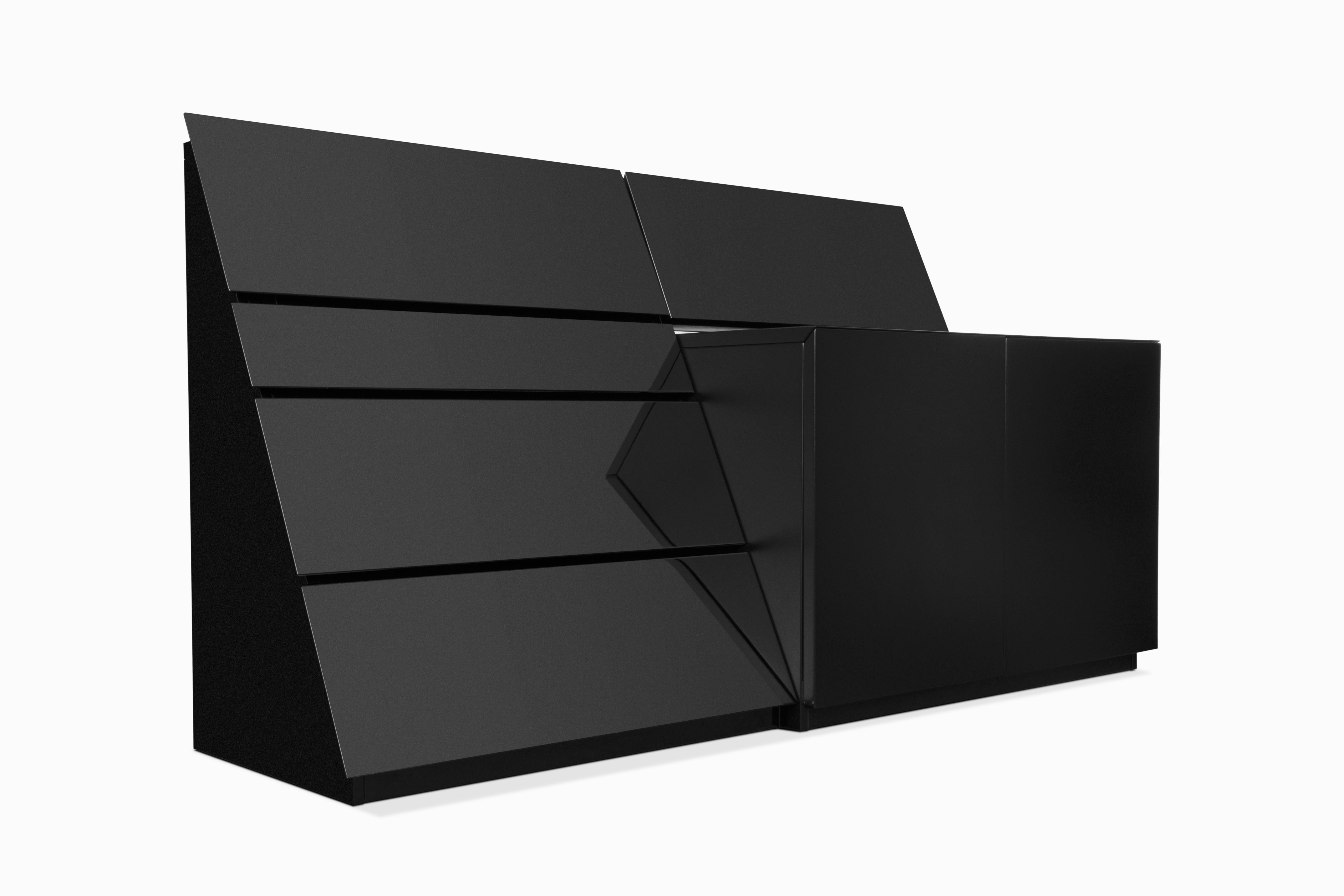 Ecco una rara credenza/console asimmetrica di Roger Rougier, degli anni '80 circa.  Il pezzo è composto da due metà: a sinistra una serie di cassetti triangolari sormontati da un profondo armadietto a ribalta in lacca nera lucida; a destra un