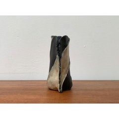 Vaso postmoderno in bianco e nero in Studio Pottery di EH, anni '80