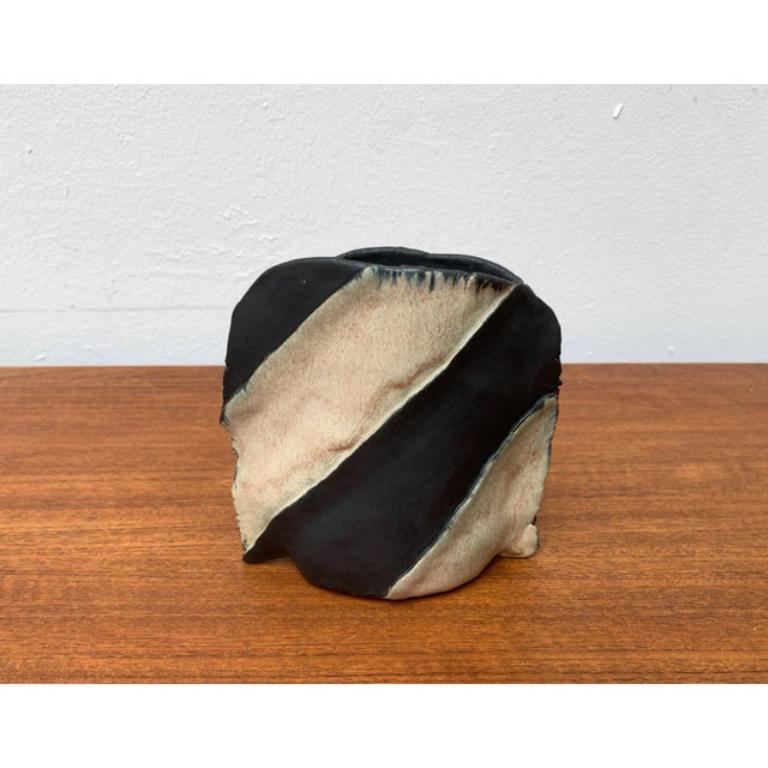 Ceramica Vaso postmoderno in bianco e nero in Studio Pottery di EH, anni '80 in vendita