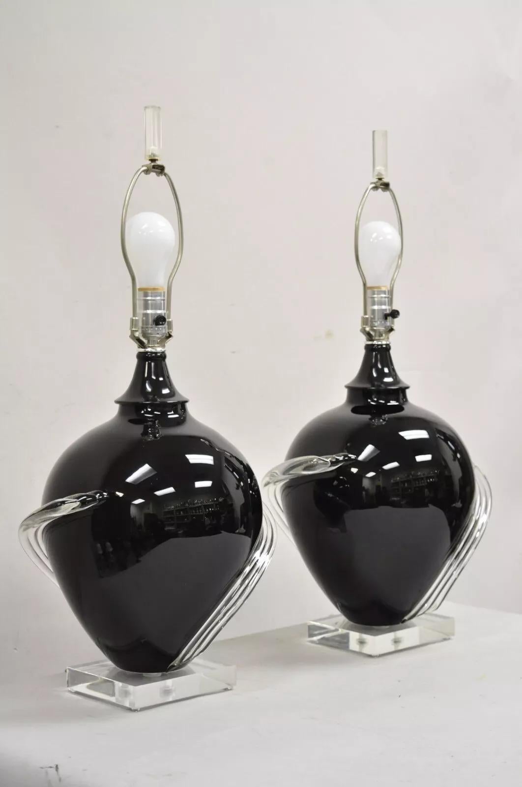 Paire de lampes de table postmodernes en verre soufflé noir, ruban transparent et lucite en vente 5