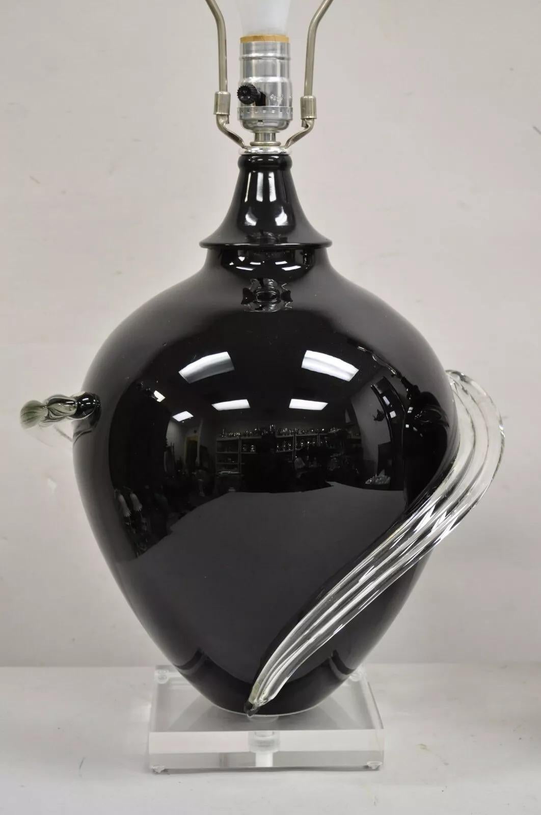 Inconnu Paire de lampes de table postmodernes en verre soufflé noir, ruban transparent et lucite en vente