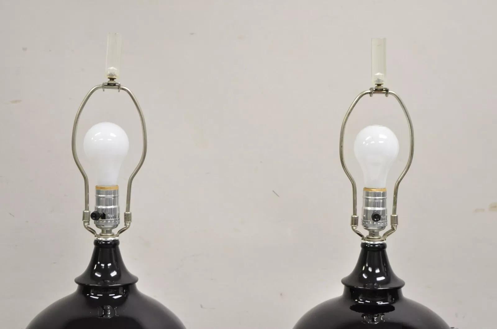 Paire de lampes de table postmodernes en verre soufflé noir, ruban transparent et lucite Bon état - En vente à Philadelphia, PA