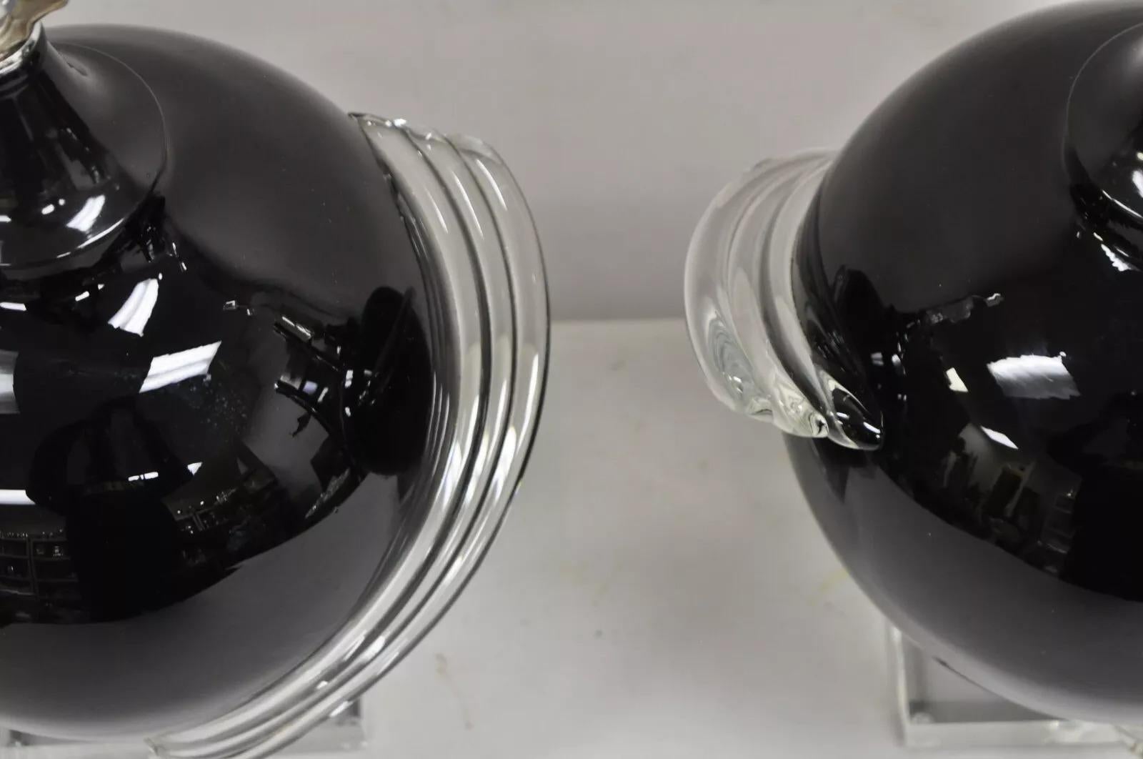 20ième siècle Paire de lampes de table postmodernes en verre soufflé noir, ruban transparent et lucite en vente