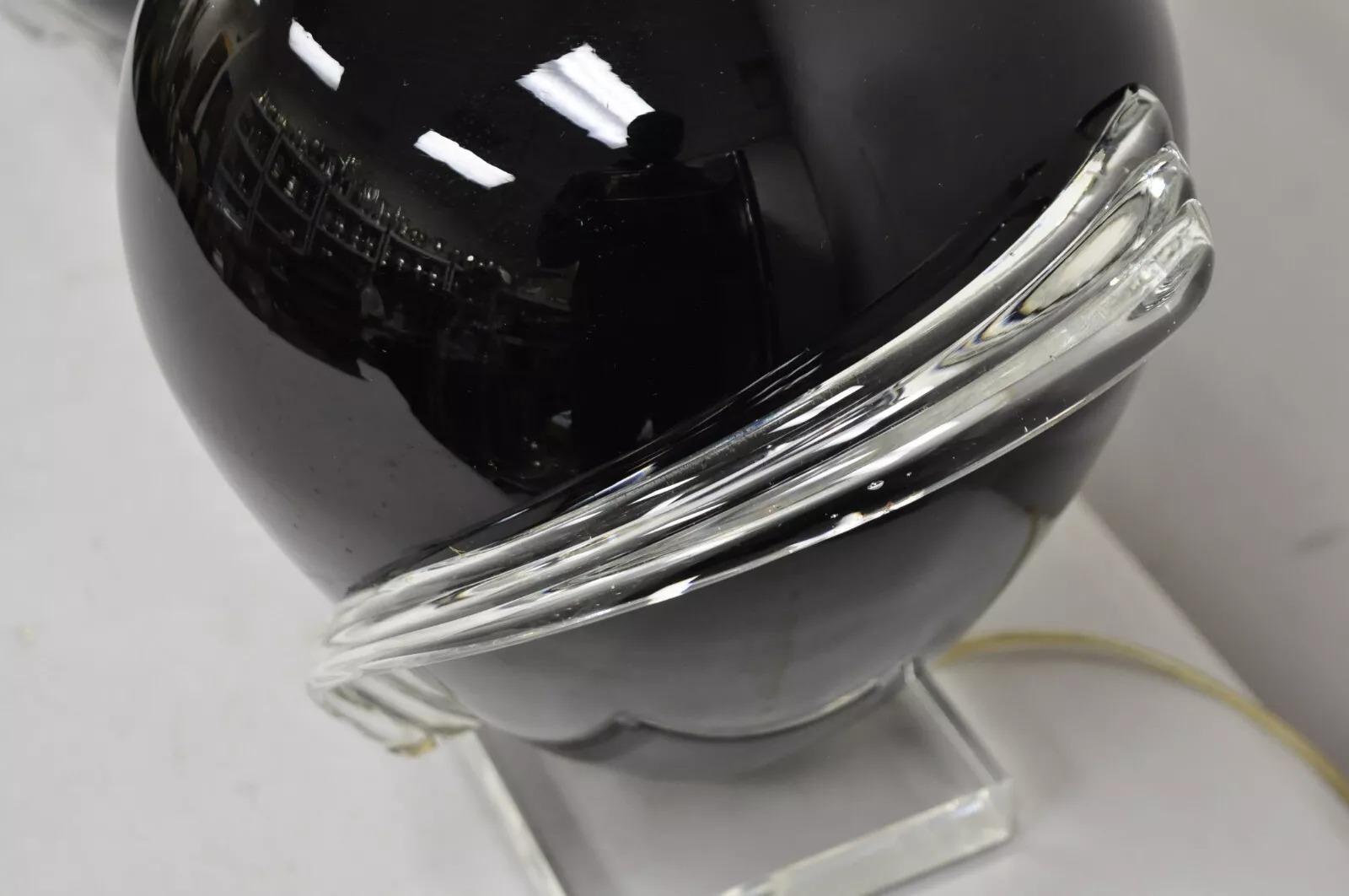 Verre Paire de lampes de table postmodernes en verre soufflé noir, ruban transparent et lucite en vente