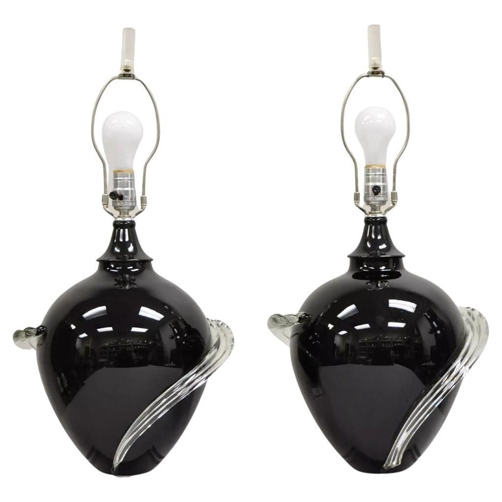 Paire de lampes de table postmodernes en verre soufflé noir, ruban transparent et lucite en vente