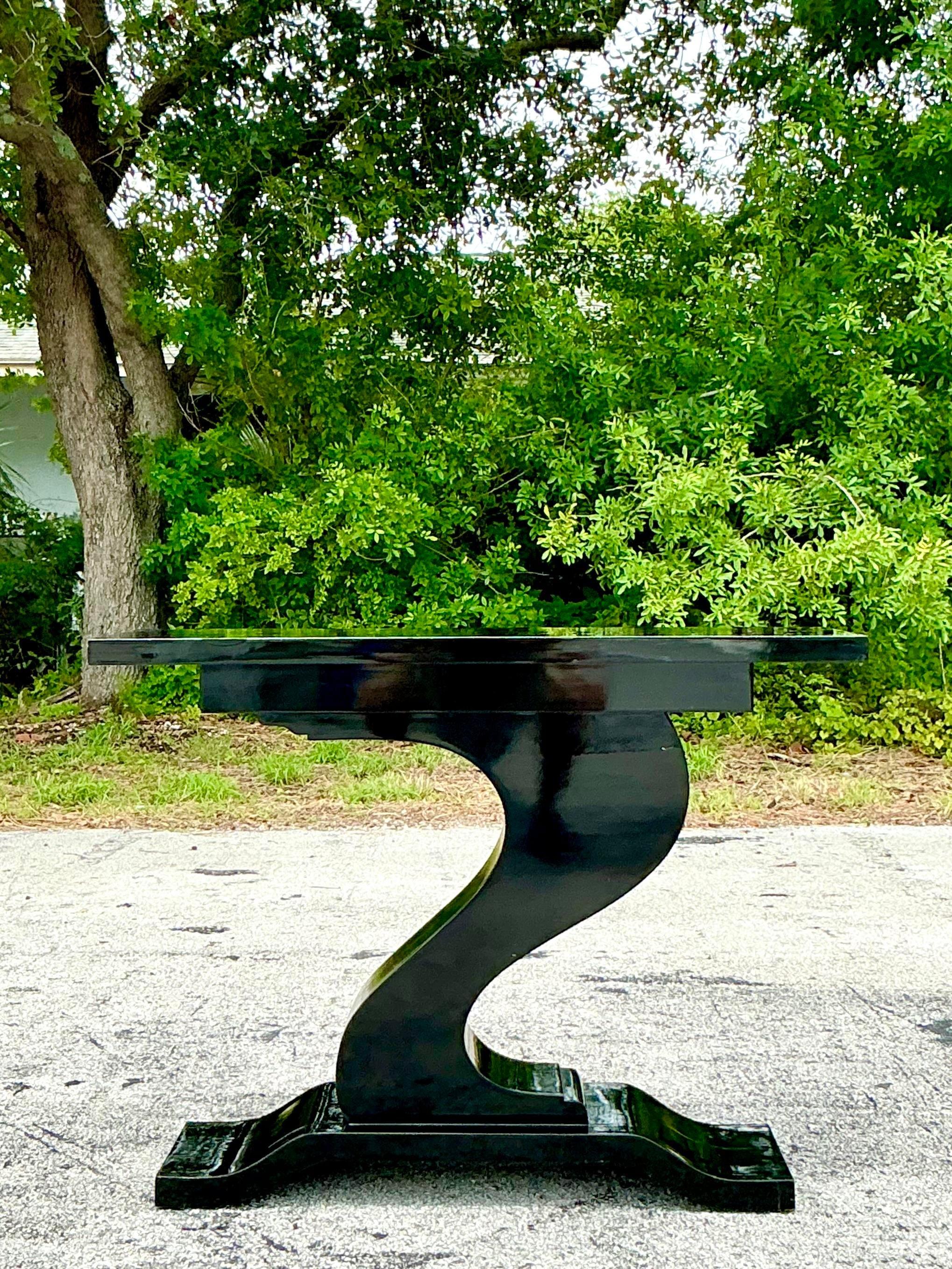 Añade un toque elegante y contemporáneo a tu decoración con esta Consola Postmoderna Vintage Lacada en Negro. Con un acabado en lacado negro brillante y un diseño minimalista, esta mesa encarna la sofisticación y el estilo posmodernos. Perfecta para