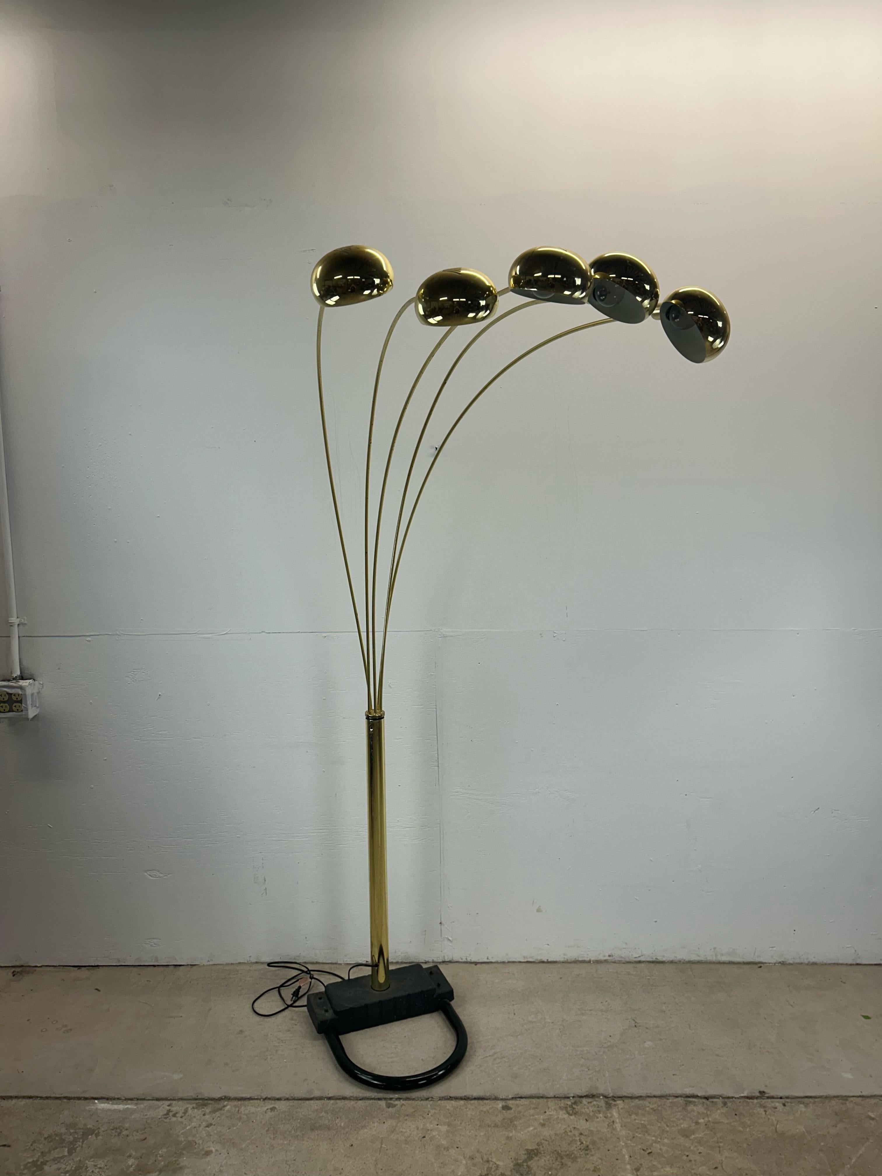 Esta lámpara de pie posmoderna presenta un diseño de cinco globos, un original acabado en latón, un interruptor multifunción que permite iluminar algunas o todas las lámparas, y una robusta base en voladizo.

Dimensiones: 28w 68d 85h

Notas sobre el