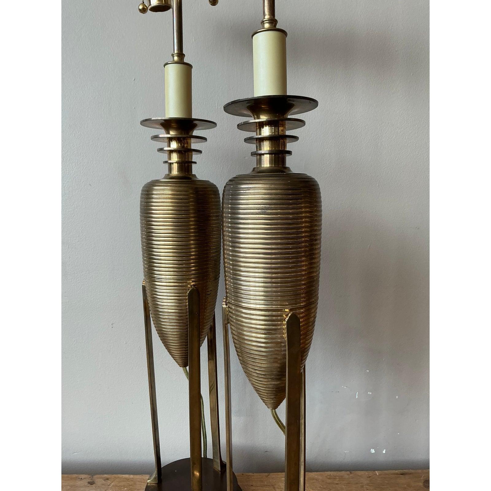 Vintage Postmodern Chapman Brass Lamps - A Pair im Zustand „Gut“ im Angebot in West Palm Beach, FL
