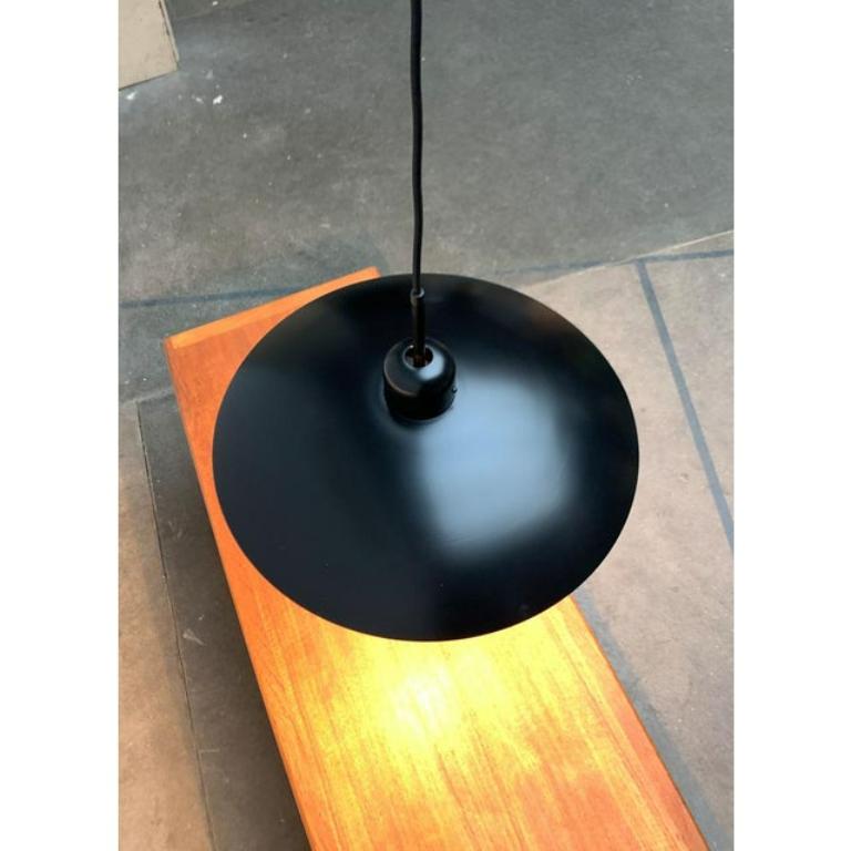 Imposing train pendant lamp of the spanish manufacturer metalarte.

A postmodern design with elaborate details. In addition to the impressive screen with a diameter of 51 cm, the particularly elaborately designed train pendulum function catches the