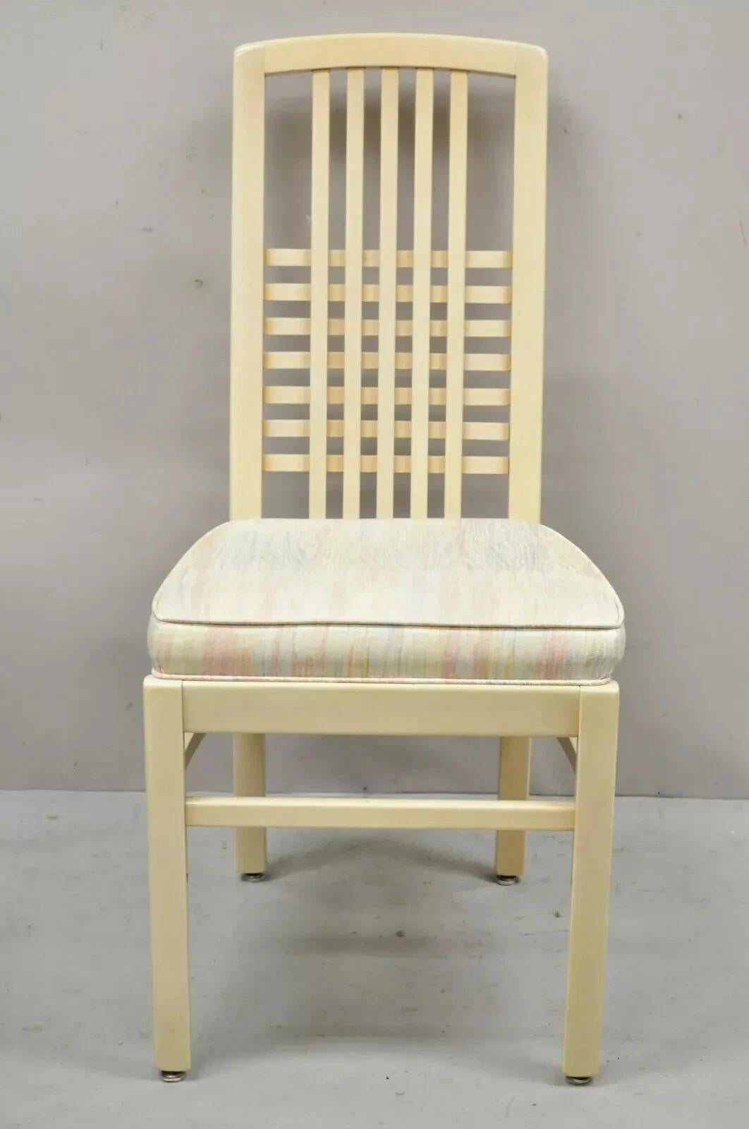 Sedie da pranzo vintage postmoderne con schienale a doghe incrociate laccate color crema - Set di 6. L'offerta comprende (6) sedie da pranzo con finitura laccata color crema, schienale a doghe incrociate, struttura in legno massiccio, artigianato
