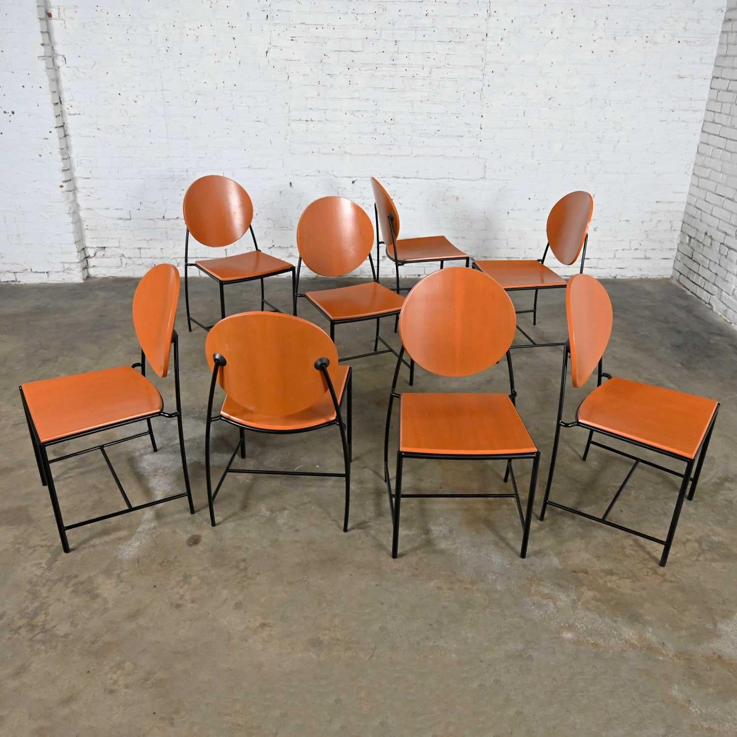 Superbes chaises à manger vintage postmodernes Dakota Jackson Vik-Ter 1 composées de cadres en fer noir, de sièges et de dossiers en contreplaqué moulé orange et de placage en érable. Belle condition, en gardant à l'esprit qu'il s'agit d'un produit