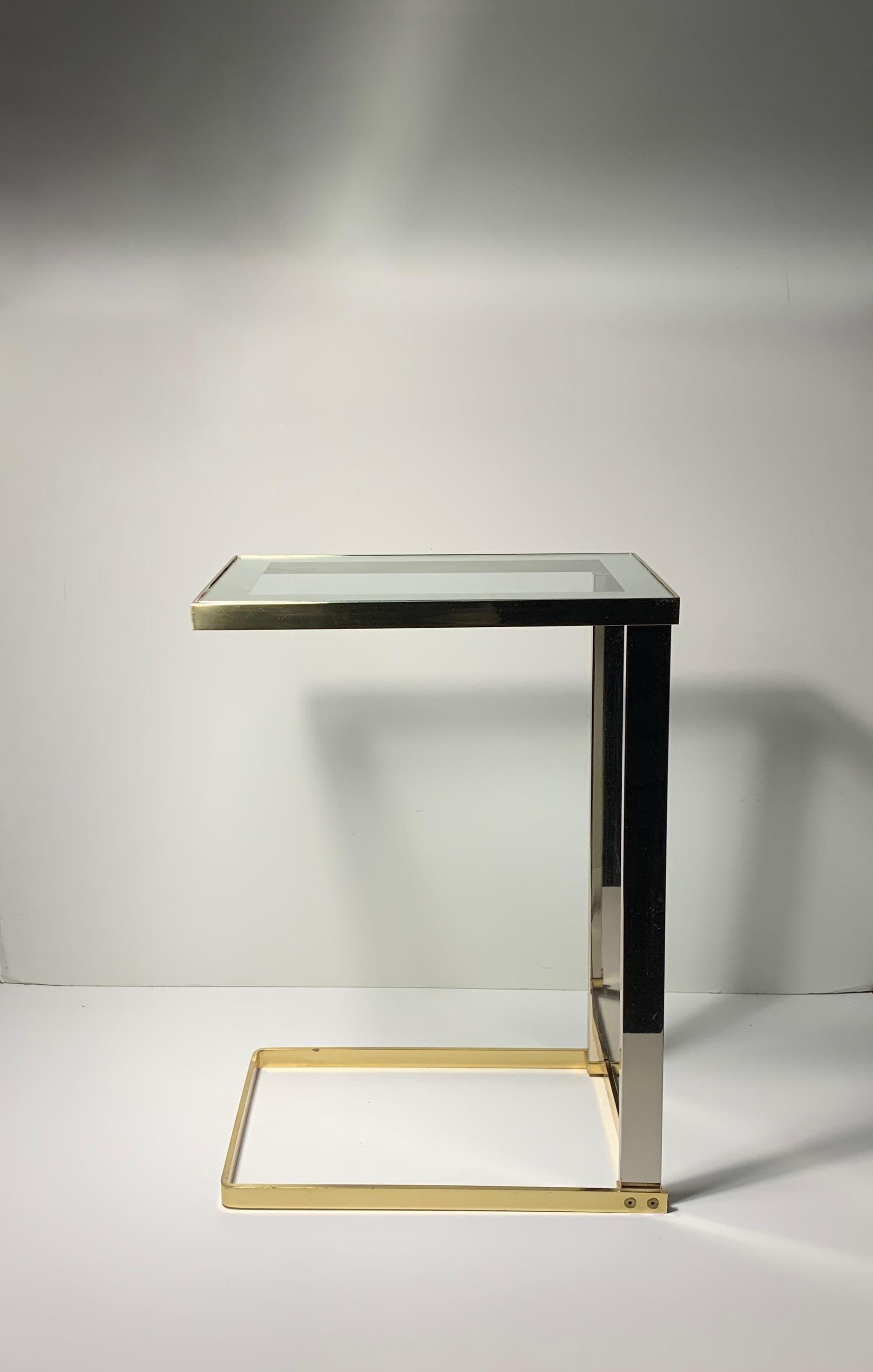 Vintage Postmodern DIA Cantilever Messing und eine dunkle Chrom und Glas Side End Table

Ein interessanter architektonischer Beistelltisch mit einer Glasplatte mit Spiegelrand, die leicht ausgetauscht werden kann.

Nach dem Vorbild von Milo Baughman