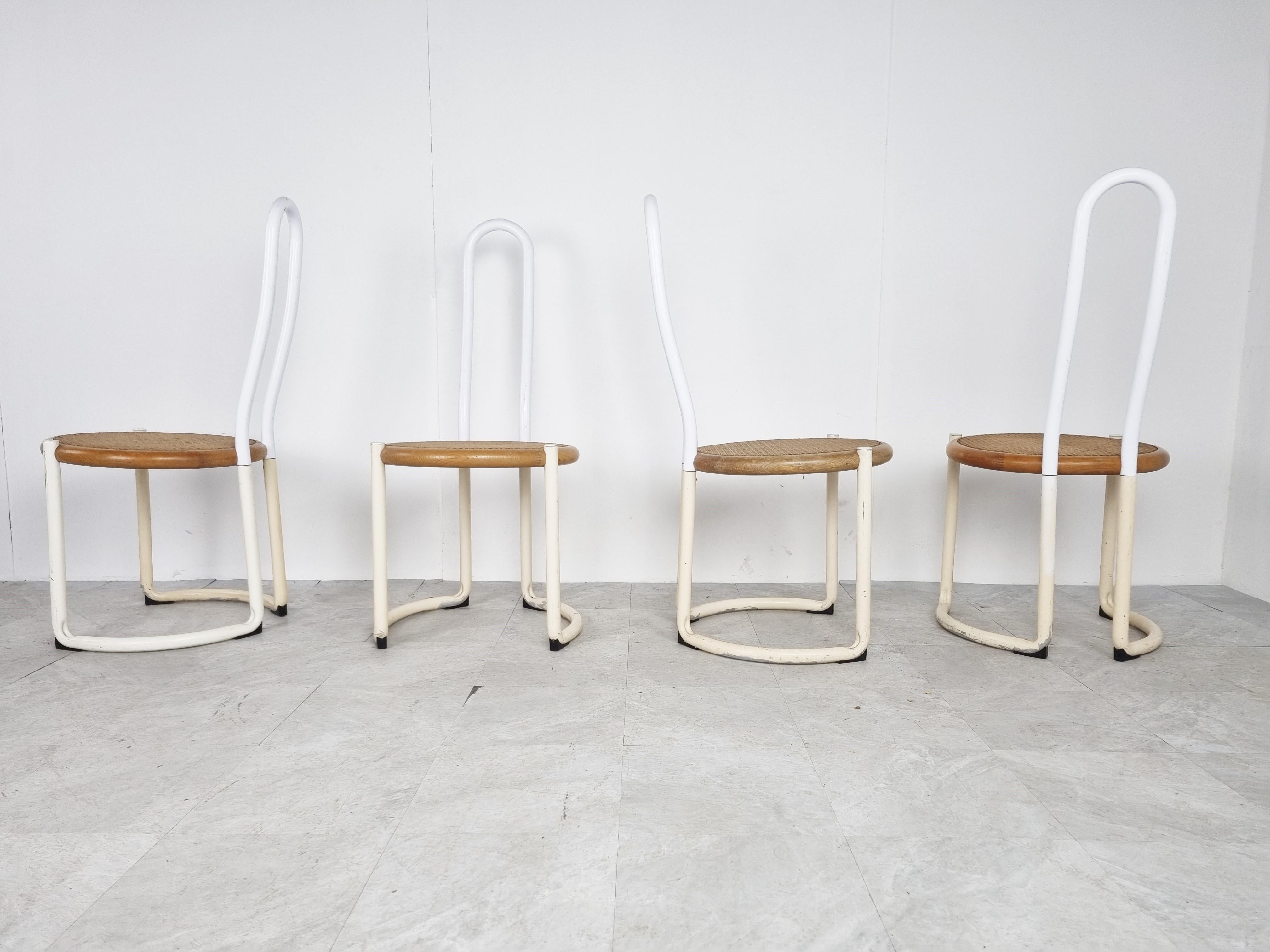 Sedie da pranzo italiane in metallo dal design postmoderno o ispirato al Bauhaus con struttura tubolare in metallo laccato bianco e sedute in legno di faggio e rattan.

Designer sconosciuto.

Un design sorprendente.

Le cornici possono essere