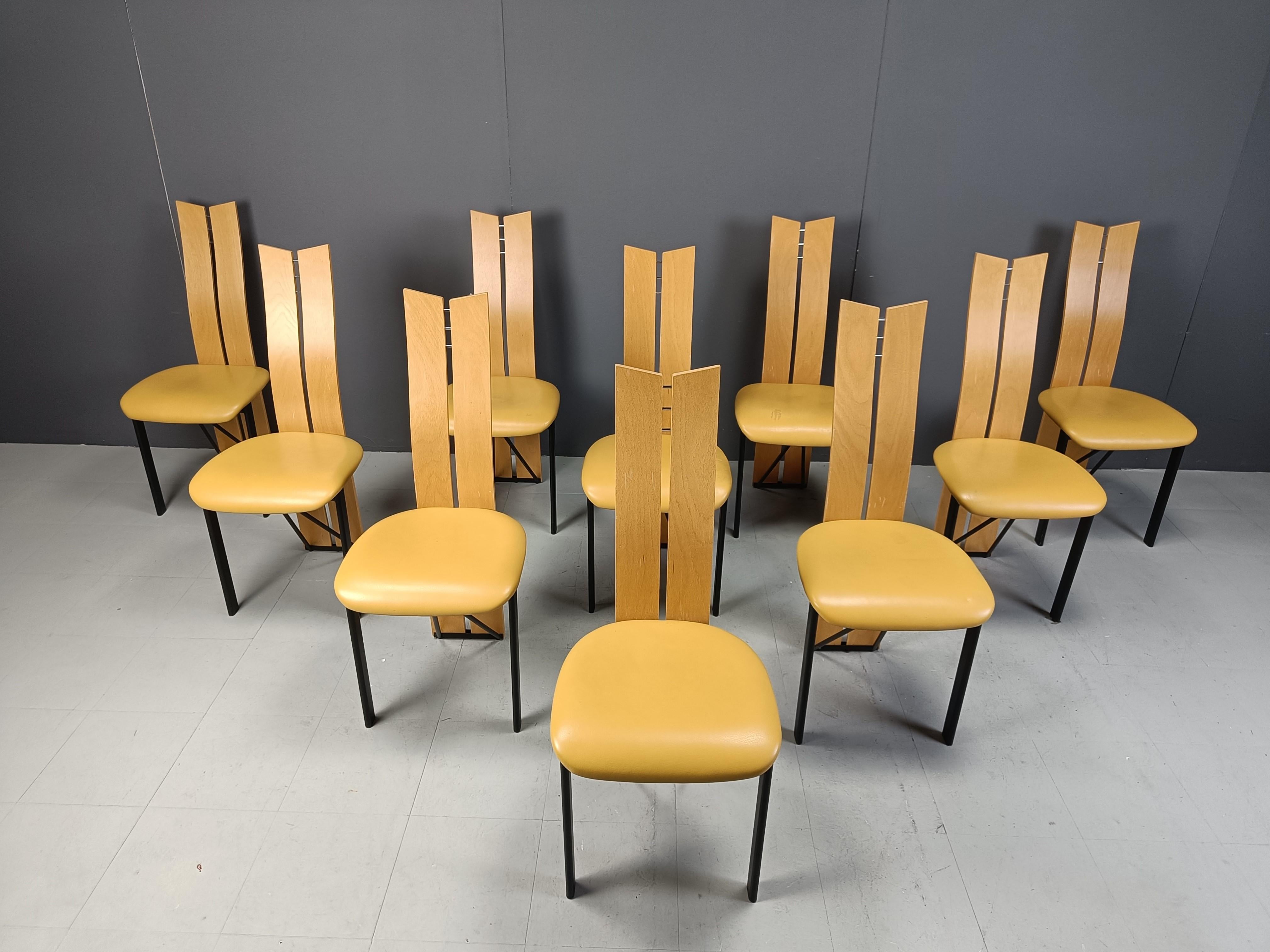 Set di 10 sedie da pranzo italiane postmoderne con schienale alto.

Le sedie sono composte da due schienali in legno, una struttura in metallo nero e una seduta in pelle giallo/beige.

Un bellissimo design senza tempo.

ottimo come set da 10.

anni