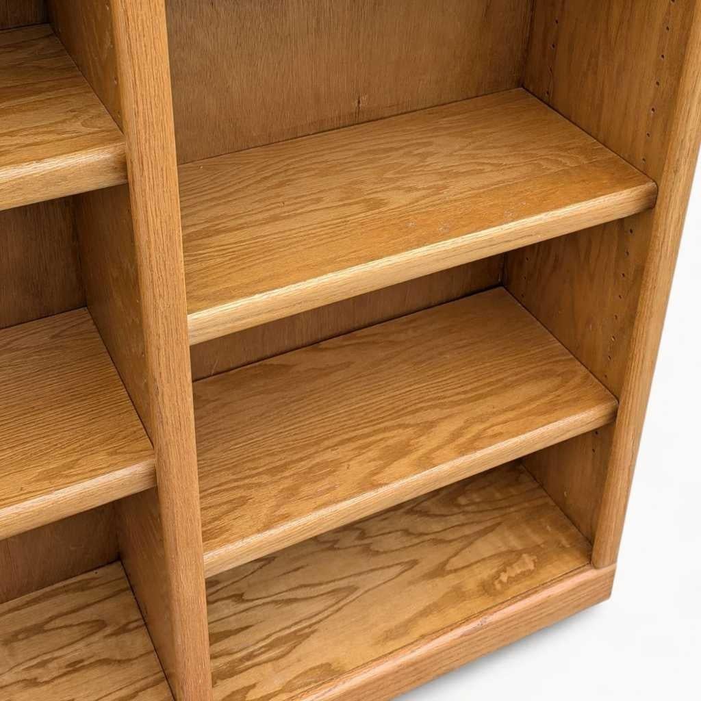 20ième siècle Bibliothèque postmoderne à double colonne en chêne, finition naturelle, États-Unis, vers 1980 en vente