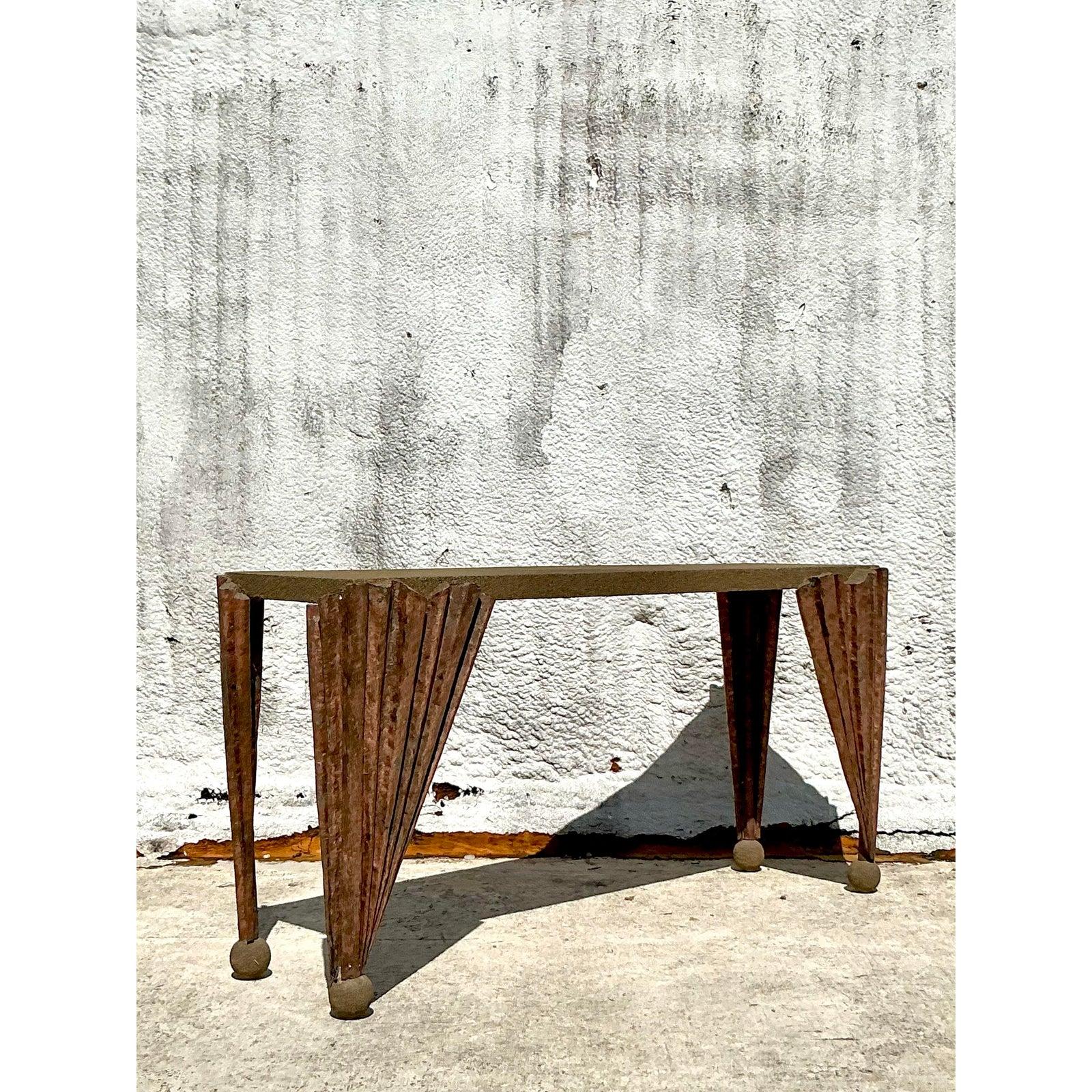 Faites une déclaration artistique audacieuse avec cette captivante table console vintage, véritable incarnation du design postmoderne. Cette pièce remarquable présente un plateau texturé substantiel qui repose sur des pieds sculptés uniques conçus