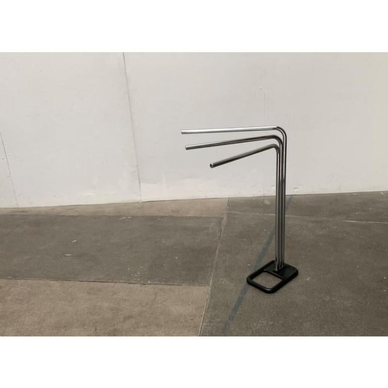 Postmodern design towel holder from the French manufacturer Decotec. Filigree towel holder of heavy quality. A postmodern eye -catcher for bathroom, bedroom or kitchen in chrome and black. The heavy foot offers a safe stand. The arms can be