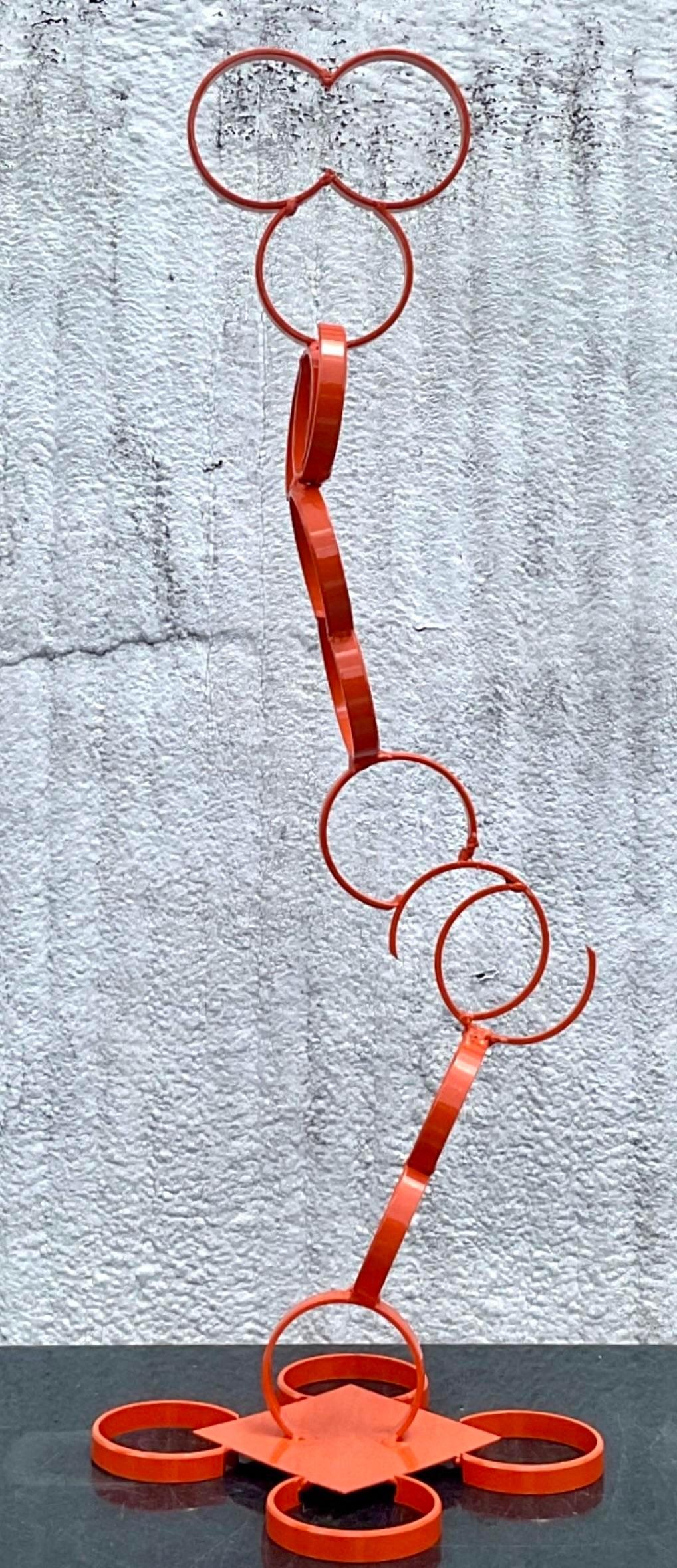 Une incroyable sculpture Boho vintage en acier. Une pièce chic d'expressionnisme abstrait avec un design géométrique ludique. Fraîchement recouvert d'une couche de poudre d'un orange Hermes. Acquis d'une propriété de Palm Beach.