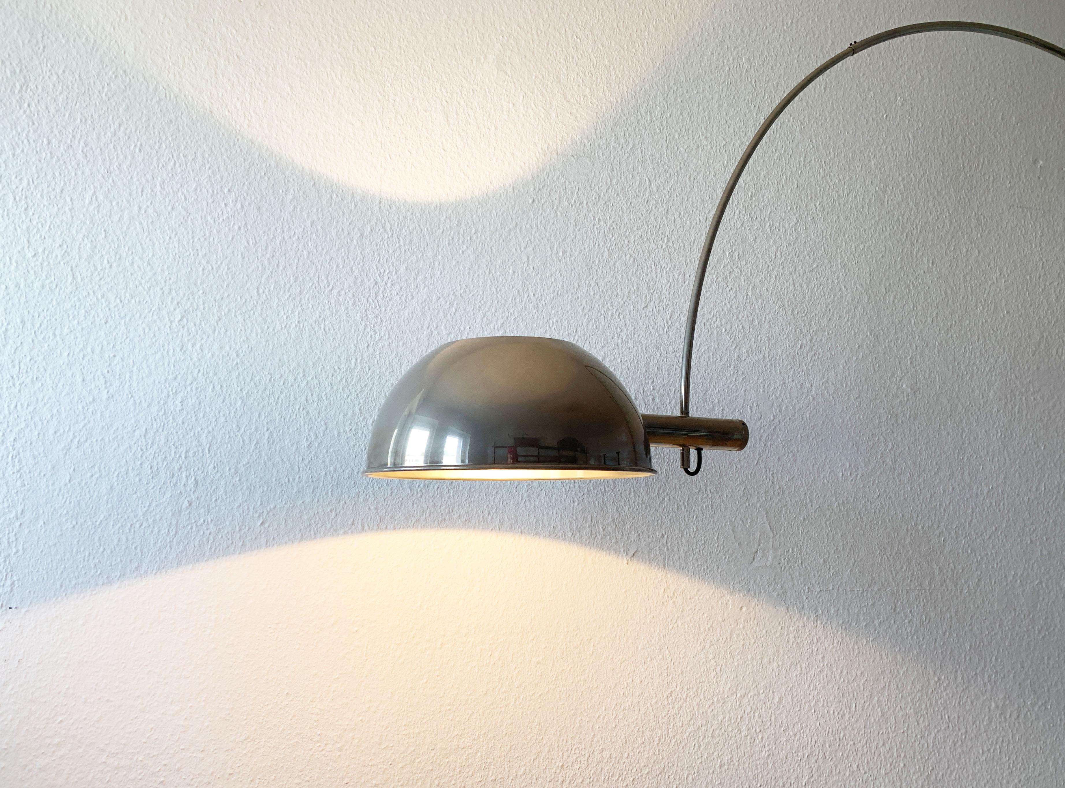 Gewölbte Stehleuchte mit Klemmstange von dem bekannten Leuchtendesigner Florian Schulz.

Ein imposantes Design, das neben seinen Dimensionen durch seine schlichte Eleganz und hochwertige Materialität und Verarbeitung überzeugt. Der große