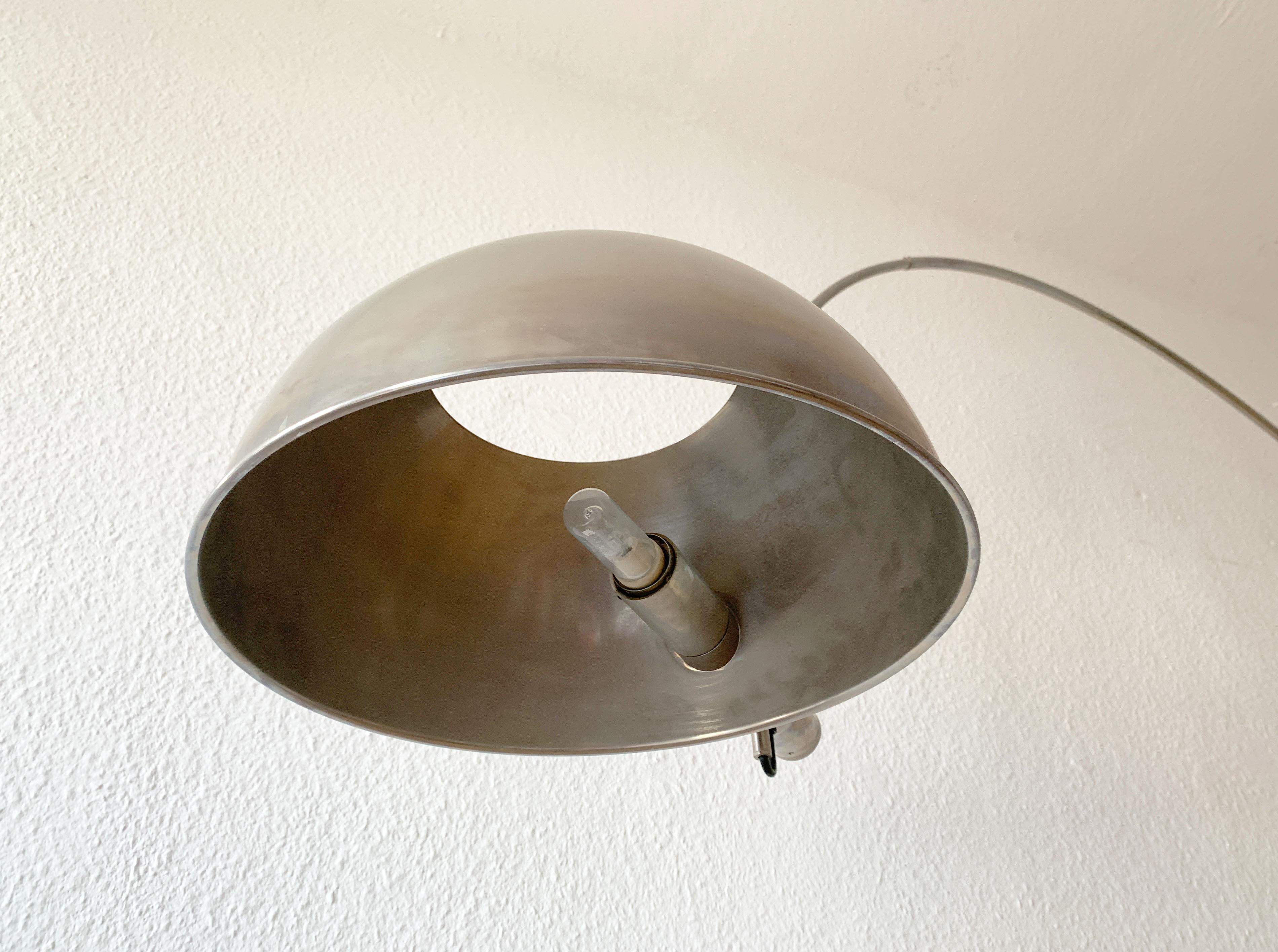 Postmoderne deutsche Boca Arc-Stehlampe von Florian Schulz, Vintage (Metall)