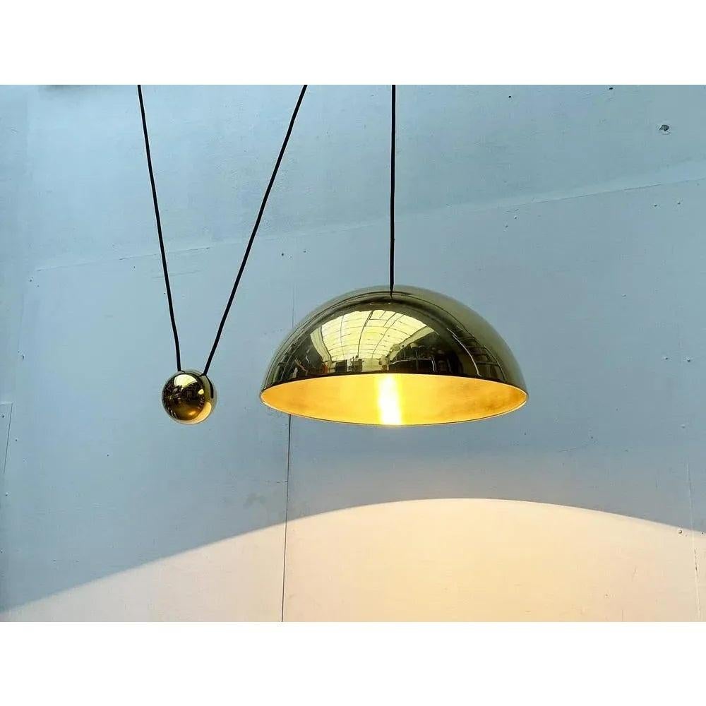 Vintage Postmodern German Hollywood Regency Brass Model Solan Counterweight Pendant by Florian Schulz, 1980s

Rare Counterweight pendant lamp of the German luminous designer Florian Schulz from the early 1980s.

The lamp convinces with its simple