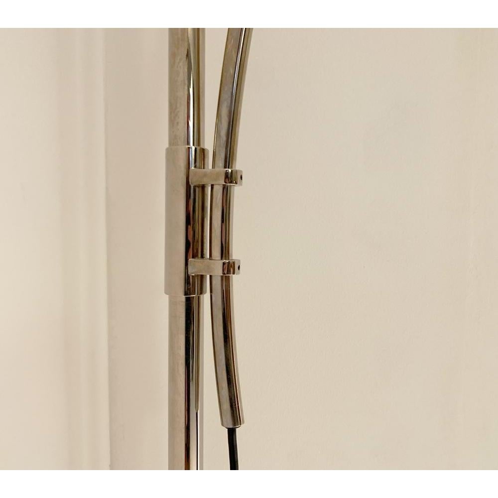 Eleganza di una lampada da terra ad arco del famoso designer di illuminazione Florian Schulz. Qui in una versione speciale come lampada da parete per soffitti alti.

un design imponente che, oltre alle dimensioni, convince per la sua semplice