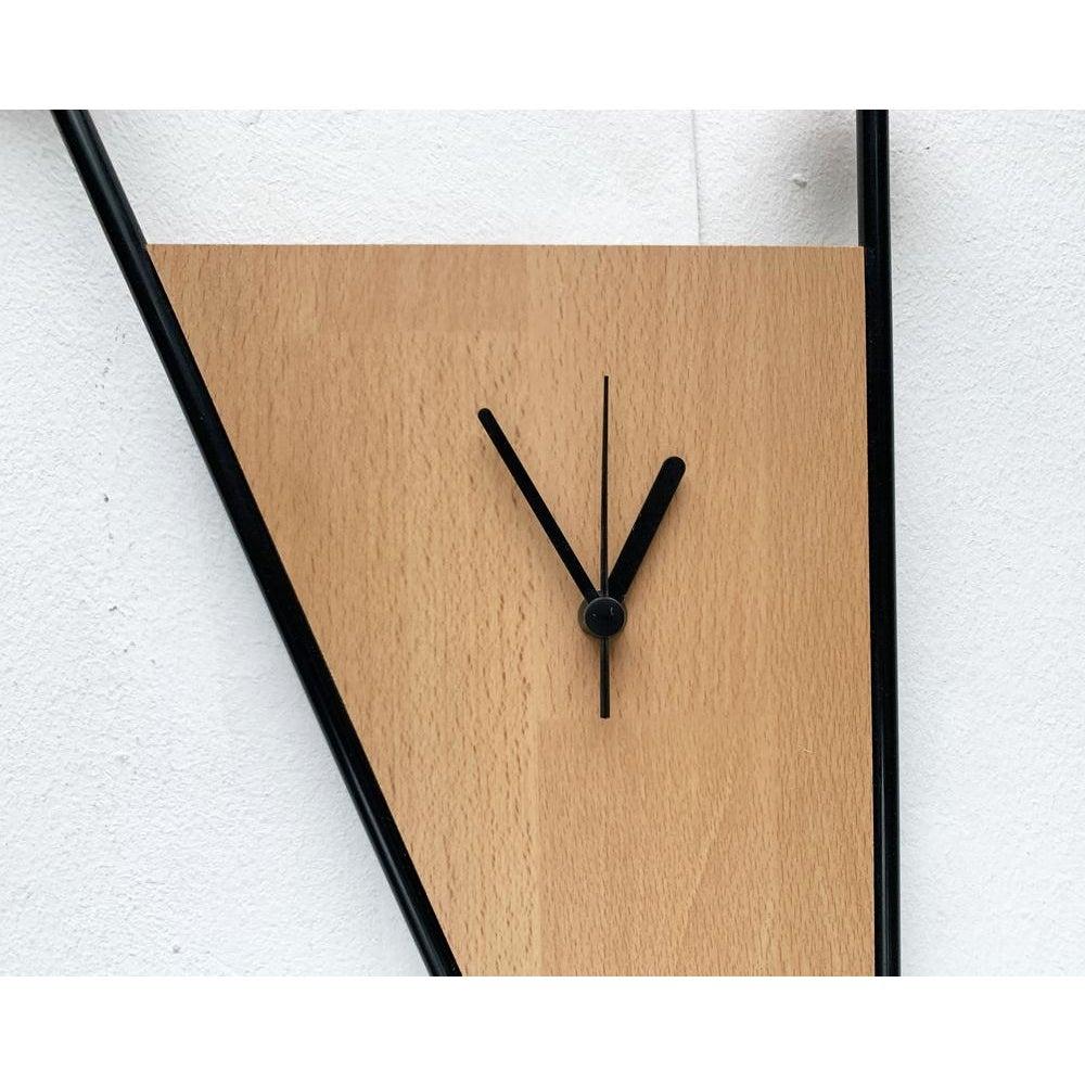 Horloge murale allemande postmoderne vintage, années 1980, en très bon état. Conçu de 1980 à 1989.

Informations complémentaires :
Matériaux : Métal, bois
Couleur : Noir
Styles : Postmoderne
Pays d'origine : Allemagne
Type d'article : Vintage,