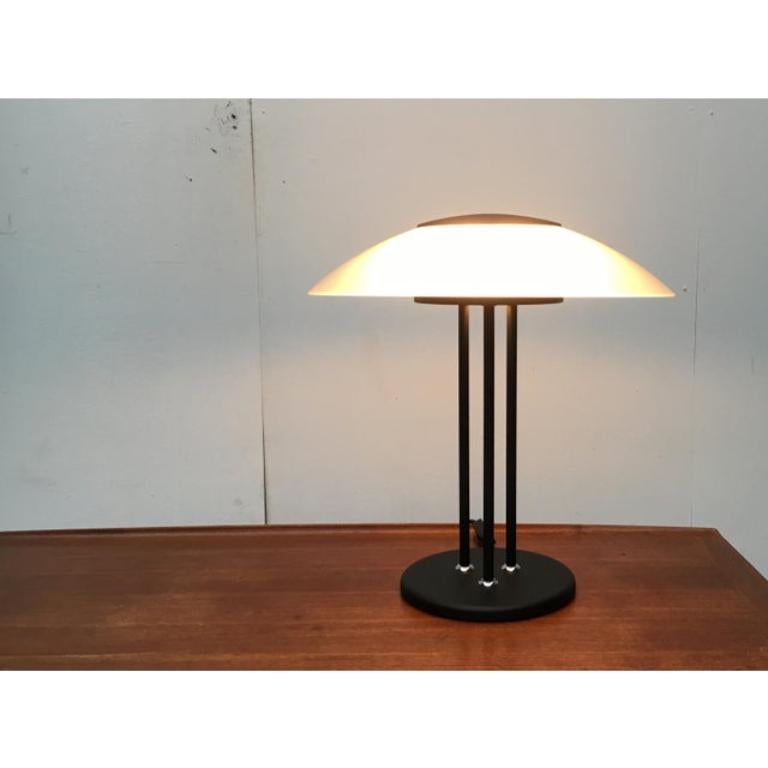 Lámpara de mesa postmoderna vintage de vidrio y metal, años 80 Posmoderno en venta