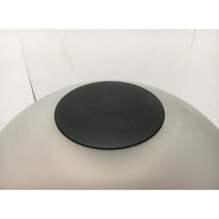 Lámpara de mesa postmoderna vintage de vidrio y metal, años 80 en venta 3
