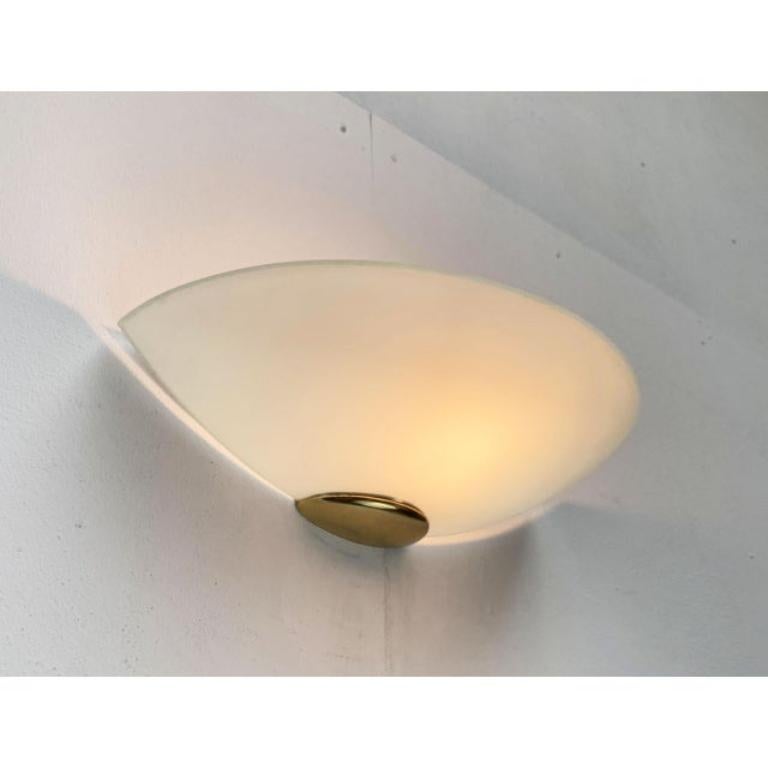 Postmodern glass wall lamp from the Spanish manufacturer Metalarte.

Large wall lamp with a classic design. The lamp body consists primarily of the diffuser bowl of satin glass. This is held by a solid brass element. The shiny brass forms a