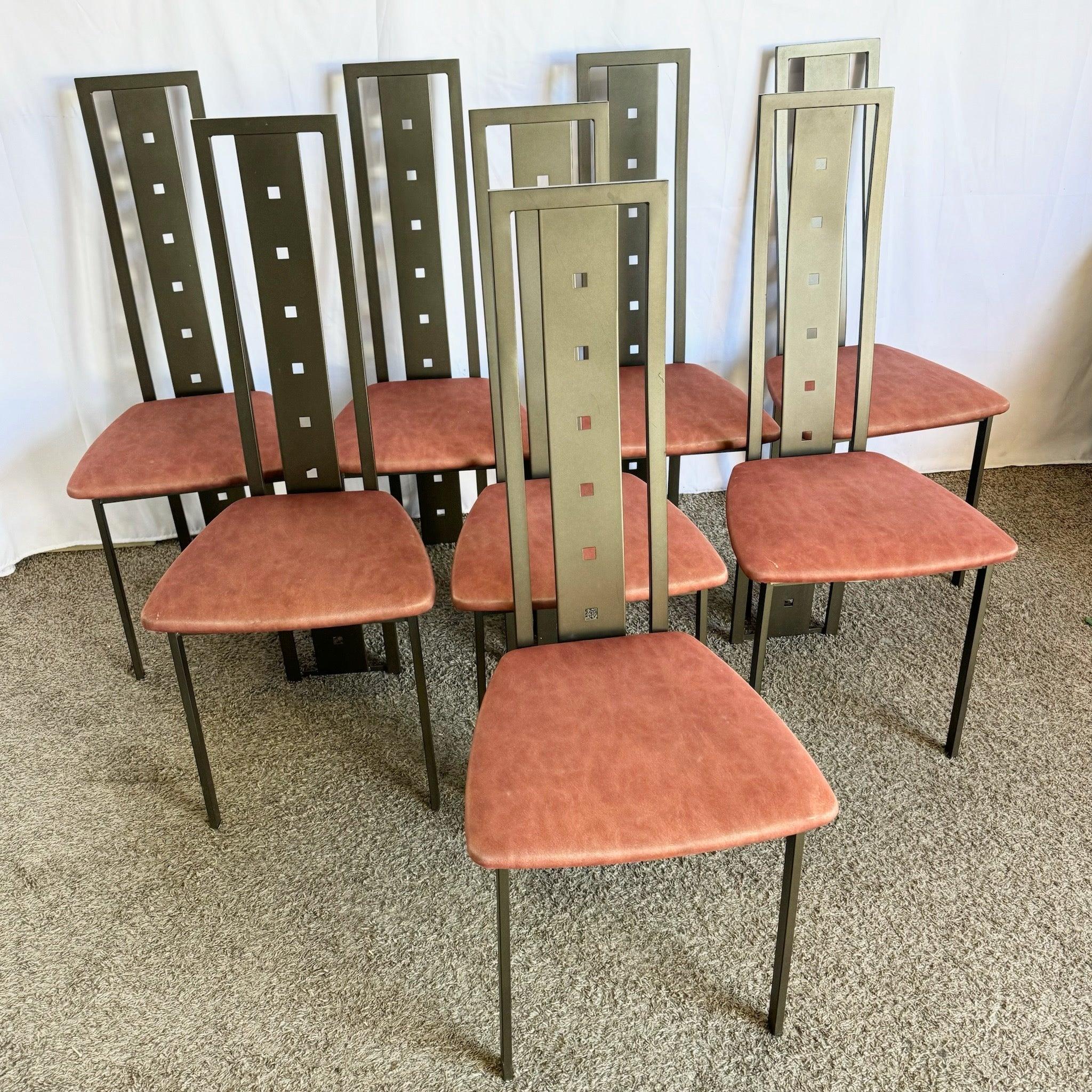 Set di otto sedie da pranzo con schienale alto Vintage Postmodern di Amisco, caratterizzate da un'elegante struttura in metallo e sedute imbottite, perfette per aggiungere uno stile audace al tuo spazio da pranzo.
 
 I cuscini presentano alcuni