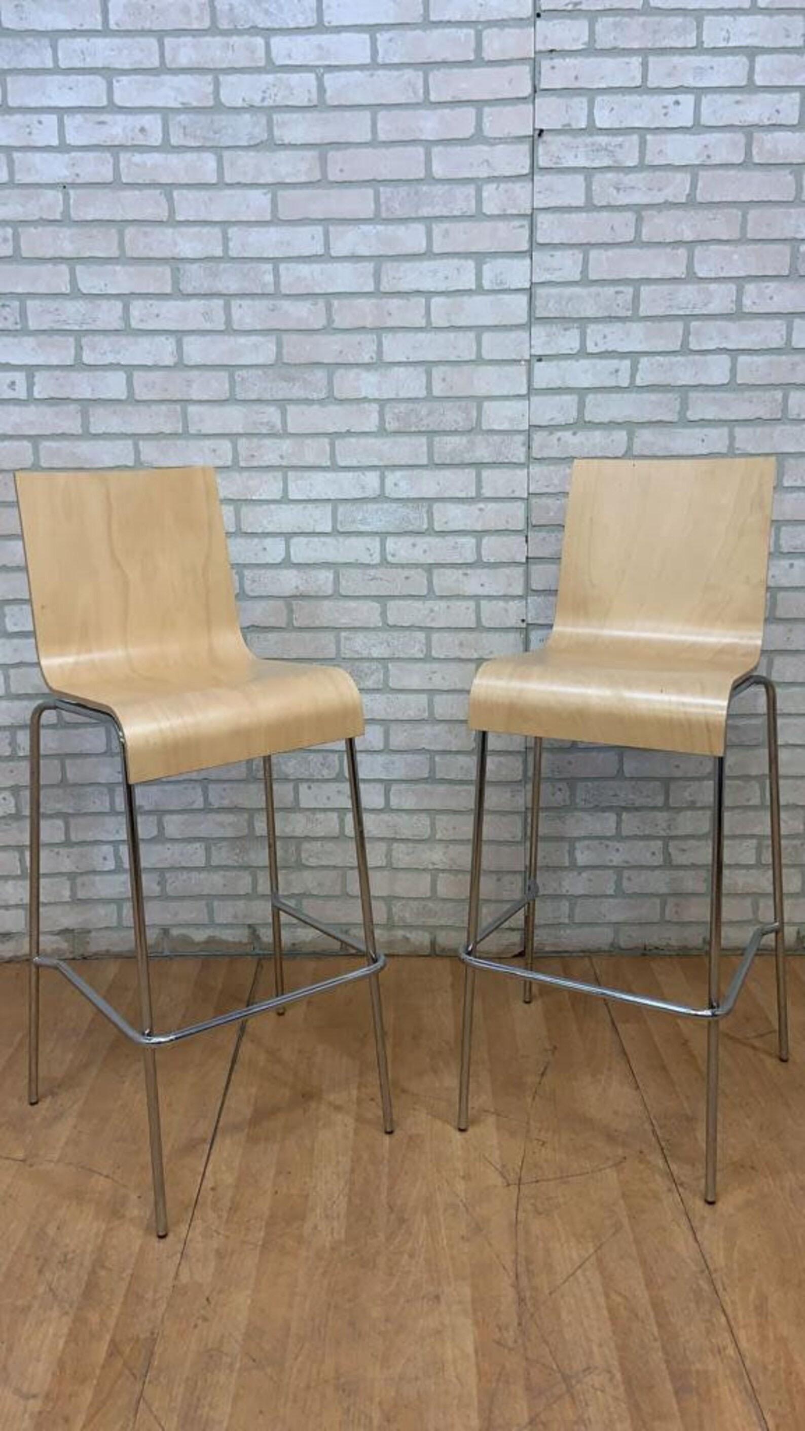 Vintage Postmodern Italian Bentwood Wave Bar Stools - Pair

Cette paire de tabourets de bar postmodernes italiens en bois courbé est un mélange unique de style et de fonctionnalité. Fabriqués avec un design ondulé distinctif, ces tabourets offrent à
