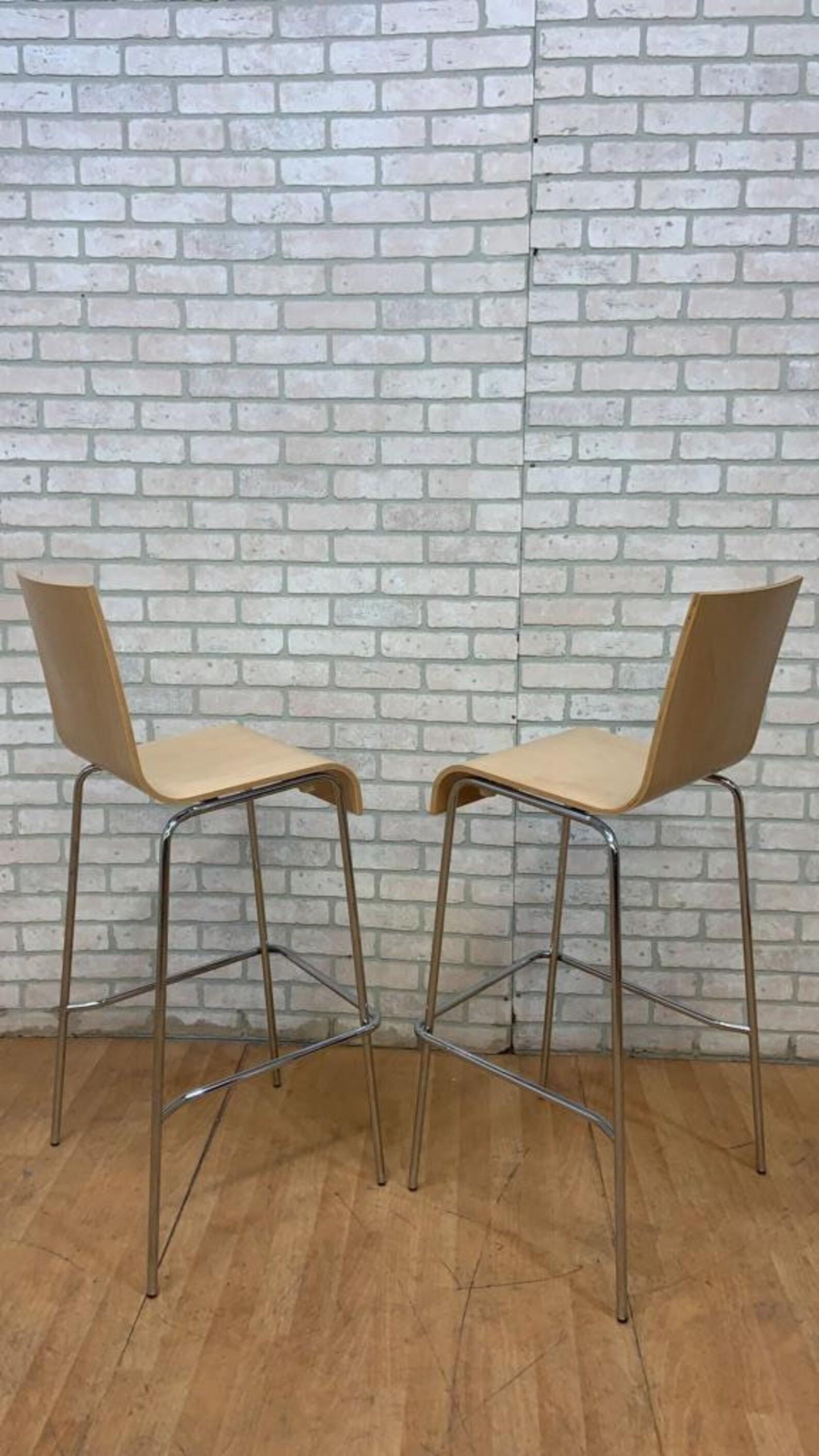 Postmoderne Vintage Postmodern Italian Bentwood Wave Bar Stools - Pair en vente