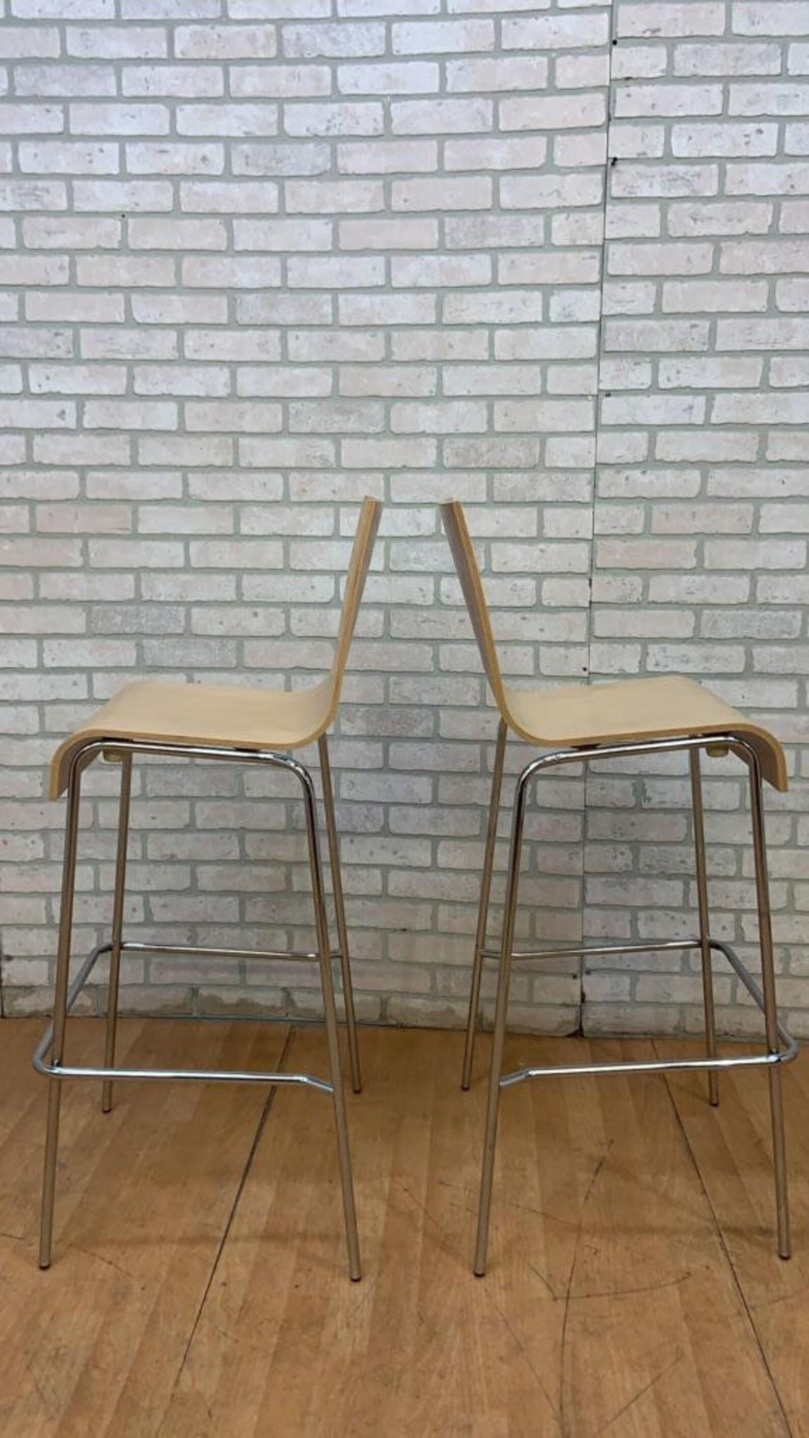 Vintage Postmodern Italian Bentwood Wave Bar Stools - Pair Bon état - En vente à Chicago, IL