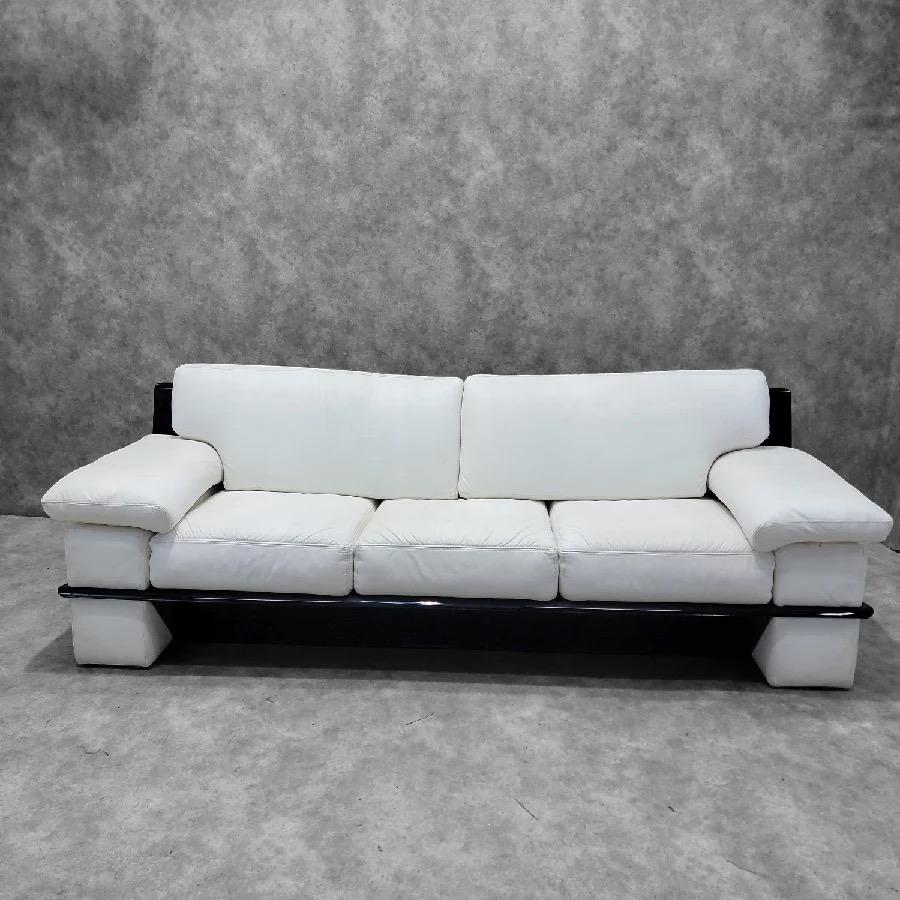 Vintage Postmodern Italian Black Lacquer Wide Arm Sofa with White Leather

Your living room needs this exquisite comfy sofa. The frame of this sofa is made of a shiny black lacquered wood which contrasts beautifully with the white cushions. 


