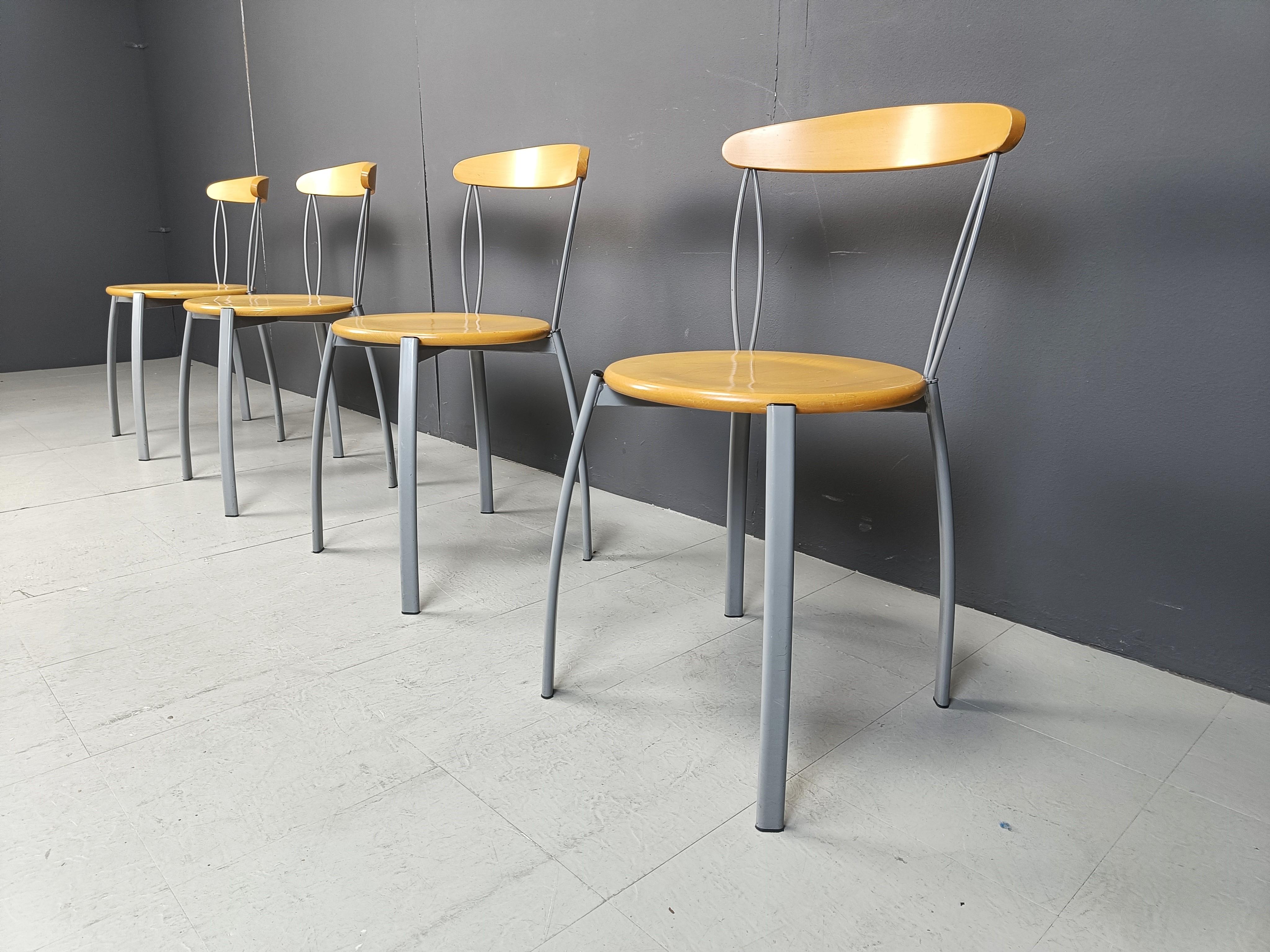 Postmoderne italienische Esszimmerstühle im Vintage-Stil, 1990er-Jahre im Zustand „Hervorragend“ im Angebot in Leuven, Vlaams Gewest