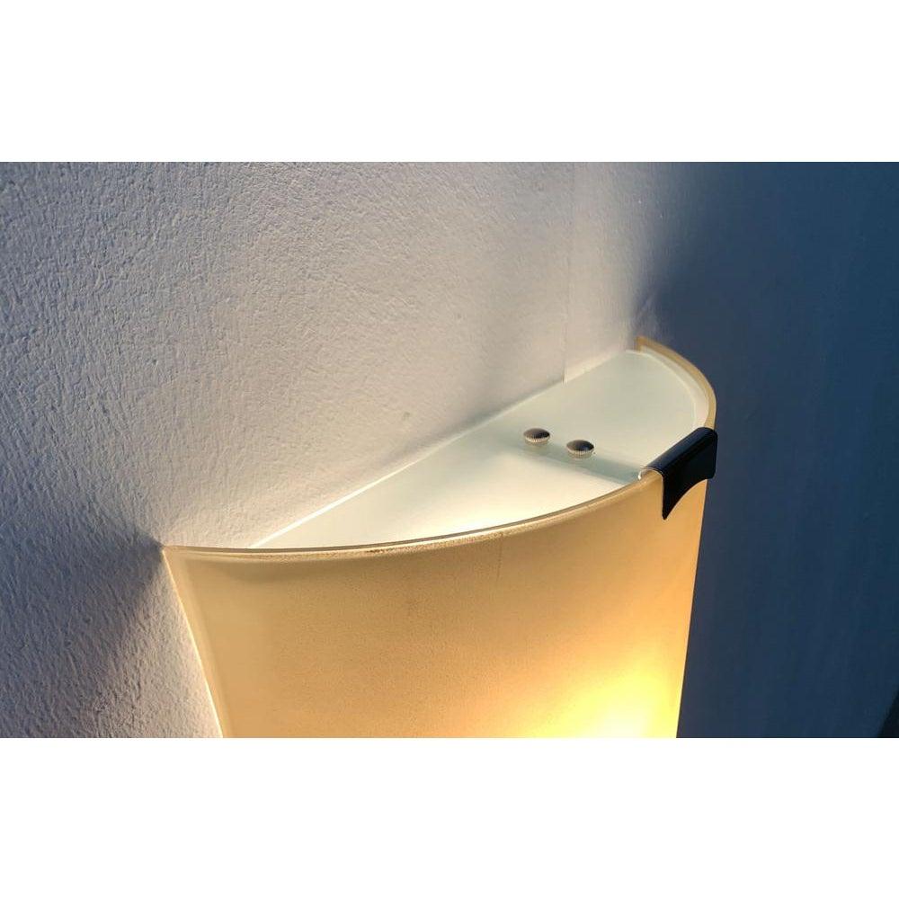 Vintage Postmoderne italienische Glaswandlampe von Lucitalia, 1970er Jahre, in sehr gutem Zustand. Entworfen 1970 bis 1979 Dieses Stück hat eine Zuordnungsmarke.
Bis zu 250V (Europe/UK Standard) Die Verdrahtung dieses Artikels kann original sein und