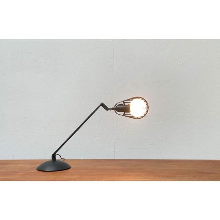 Un classique du design du fabricant italien Lumina d'après un design de Tomasso Cimini du début des années 80.

Ce design convainc par son langage technique. La conception générale est très fonctionnelle. La tête de la lampe se trouve à l'extrémité