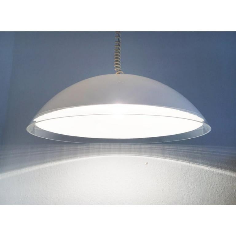 Impresionante lámpara colgante del fabricante italiano iGuzzini basada en un diseño de Franco Bresciani.

La pantalla plana tiene un diámetro muy grande de 66 cm y está hecha de acrílico translúcido (metacrilato). El borde inferior es transparente y