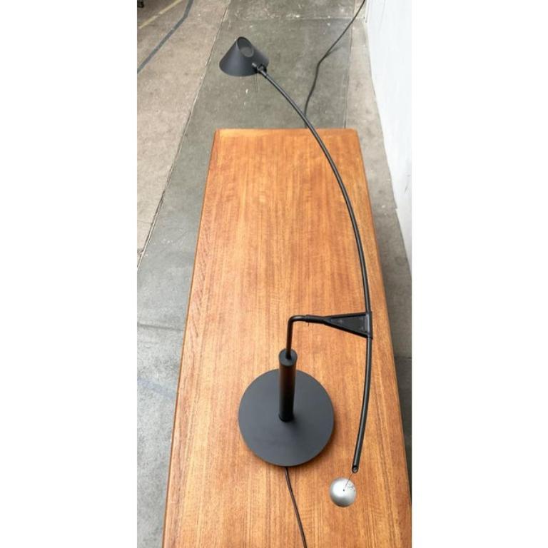 Postmoderne italienische restaurierte Vintage-Tischlampe im Vintage-Stil von Carlo Forcolini, 1980er Jahre (Metall) im Angebot