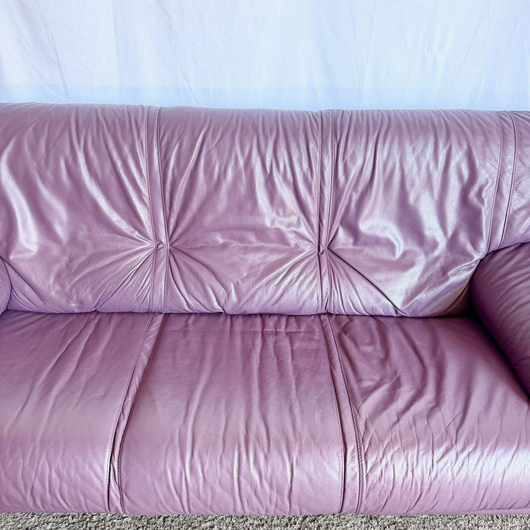 Eleva los interiores con este sofá postmoderno italiano de cuero morado de los años 80, de forma escultural y lujo audaz y afelpado.
 

 Algo de desgaste en las esquinas, como puede verse en las fotos. 
 

 Vendemos artículos tal y como se