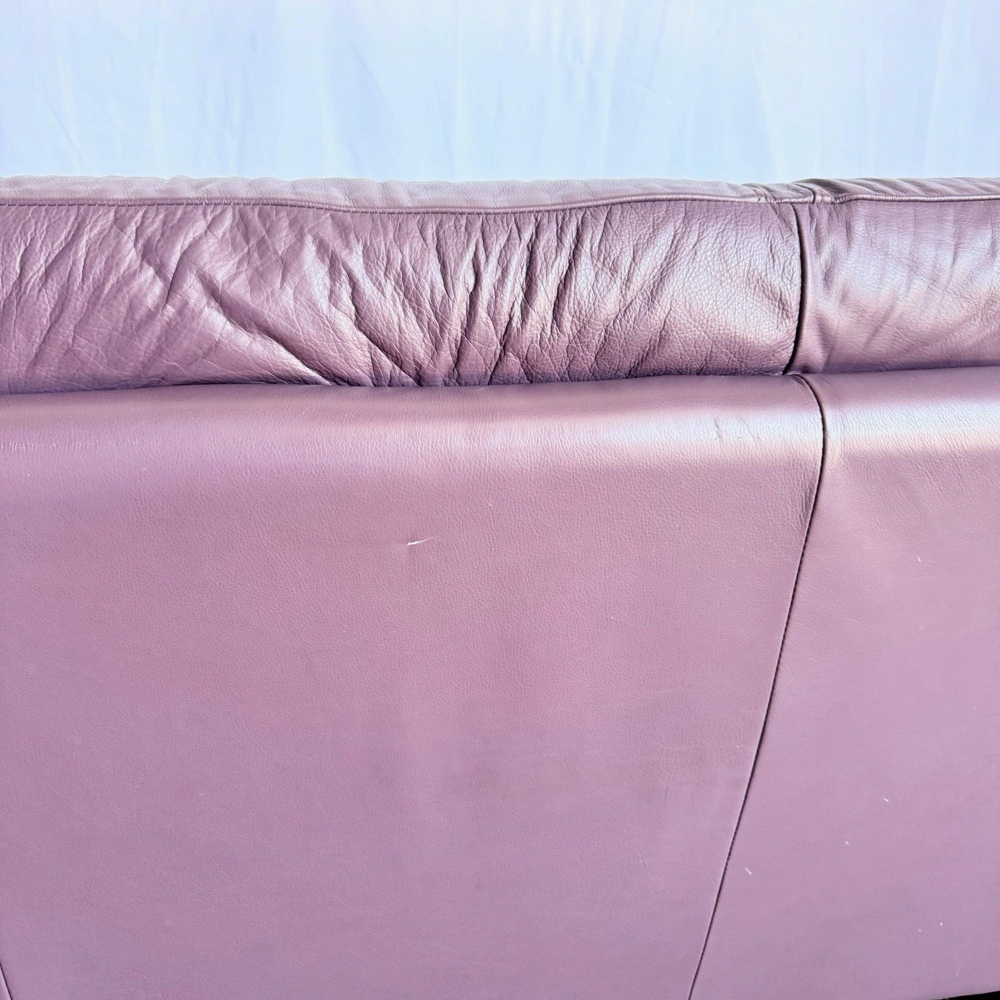 Sofá postmoderno vintage italiano de cuero morado Italiano en venta