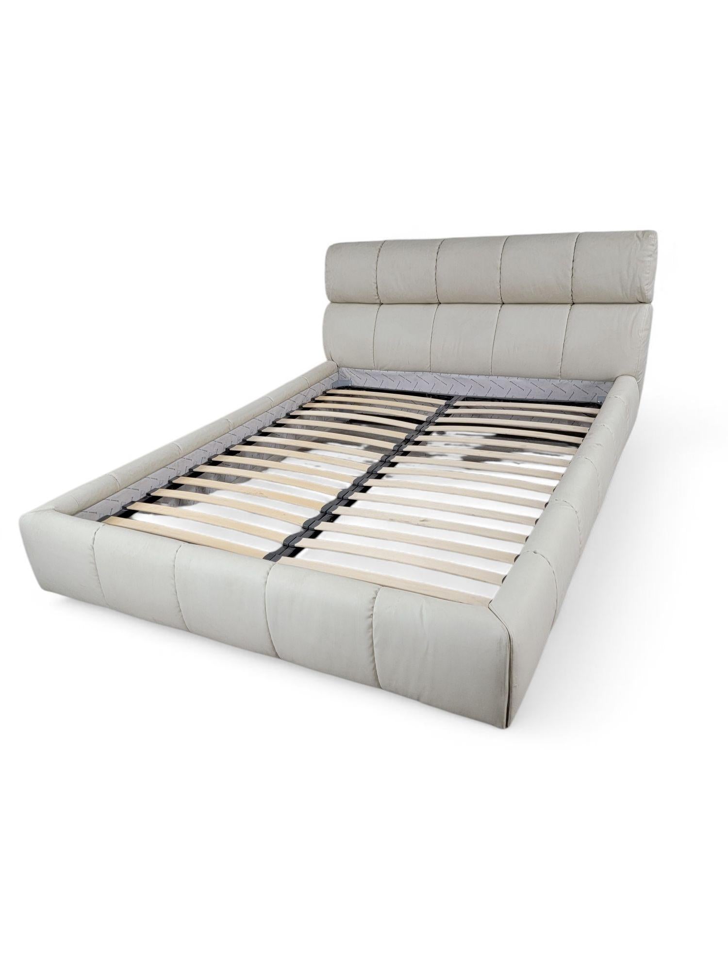 Vintage Postmodernes Italienisches getuftetes Lederbett Queen von Rossetto Italia im Zustand „Gut“ im Angebot in Chicago, IL