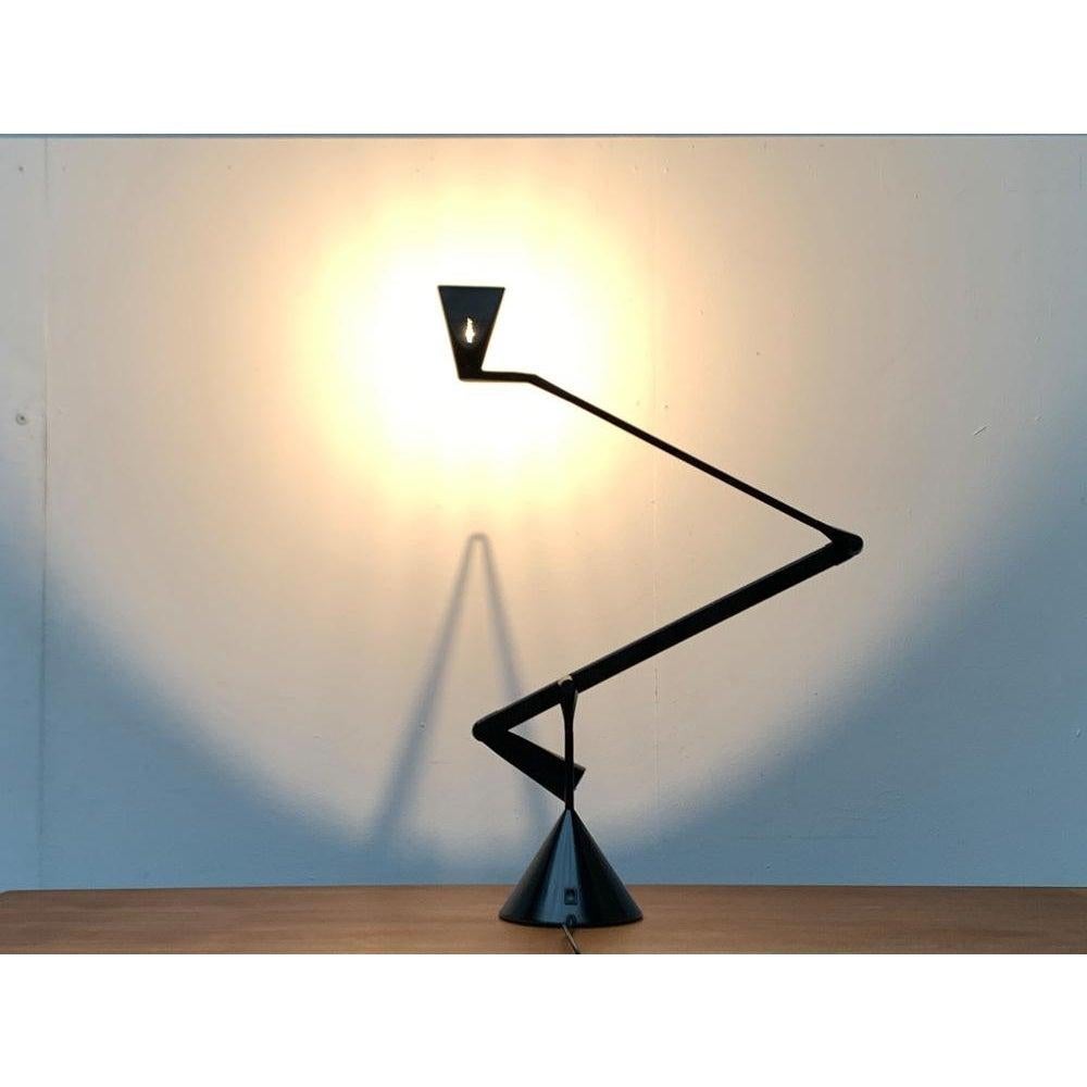 La version lampe de table du culinaire du fabricant italien Lumina d'après un design de Walter Monici de 1990.

L'élégance du culinaire repose sur le jeu de l'asymétrie et de l'équilibre. Le langage formel peut être attribué à la postmodernité. Le