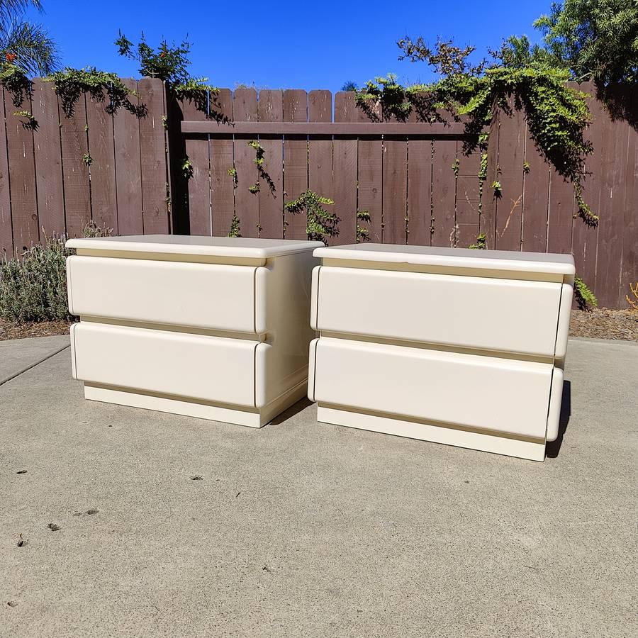 Now available is a pair white lacquered nightstands by Rougier. Each measure approximately 27 W x 17.75 D x 20 T. $750/both. Small amount of wear, please refer to pics!

For more vintage goodies, please follow on IG: Midcent_LA.
  